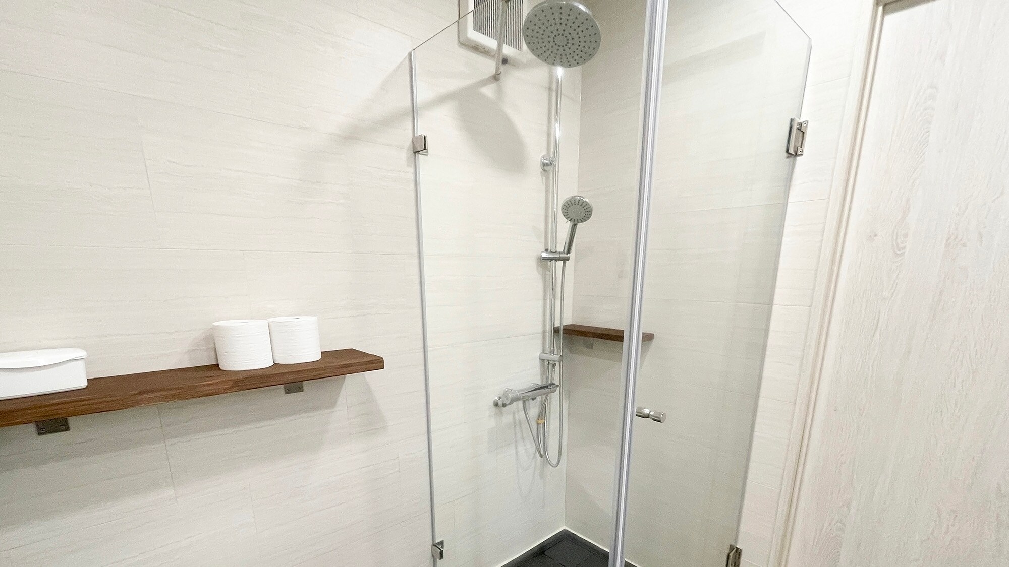 ・[Building A/Shower room] Shampoo, conditioner, and body soap are provided.