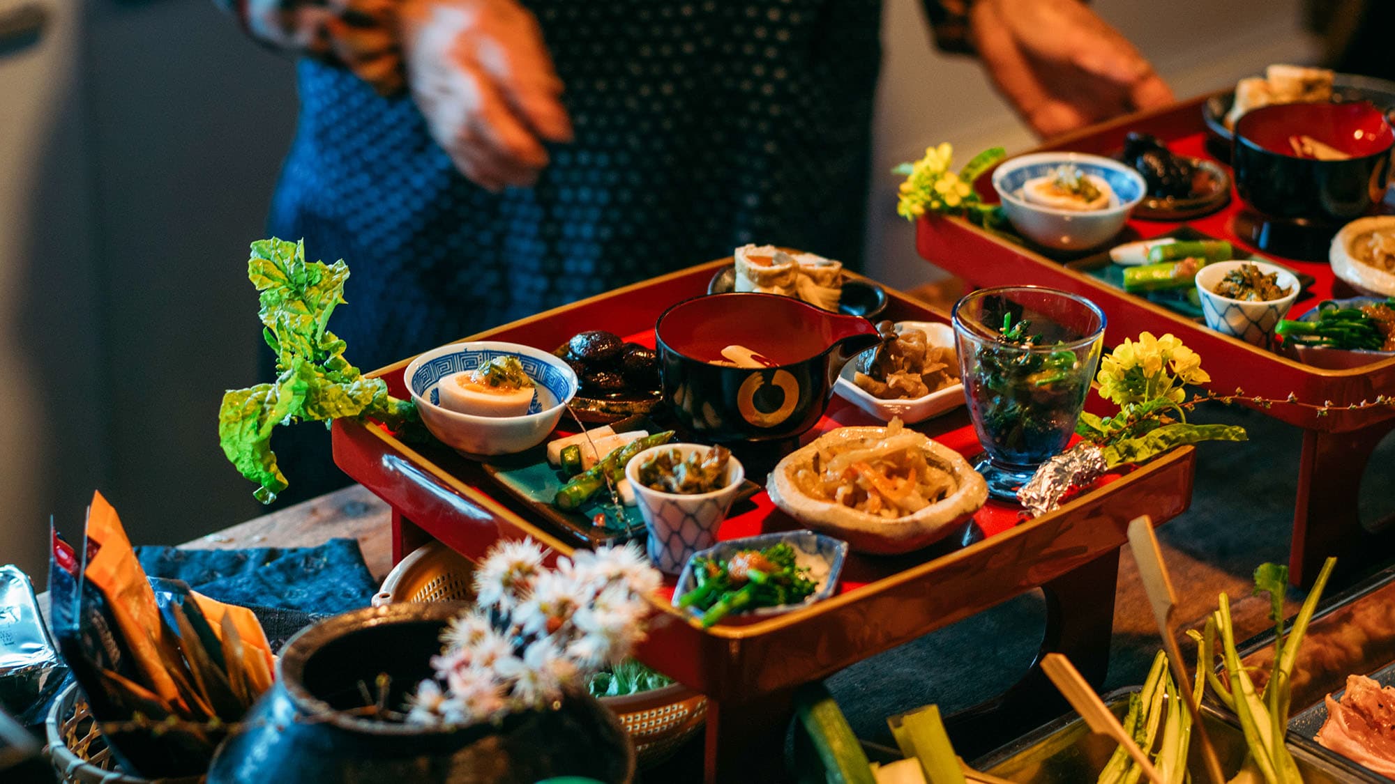 ・[Contoh makanan] Makanan bergizi yang disajikan di nampan penuh.