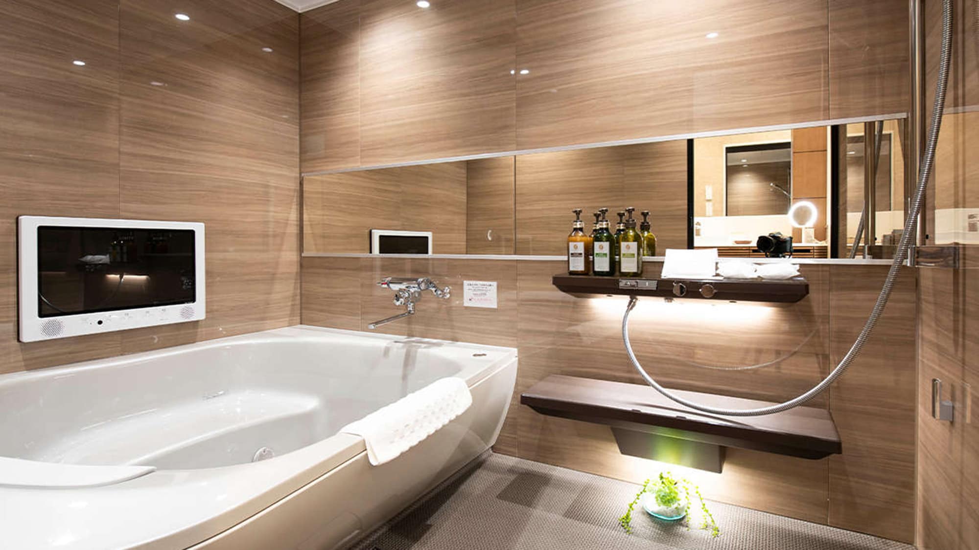The bath is large enough for a family to enter together and has a TV and jet bath (with shoulder bath).