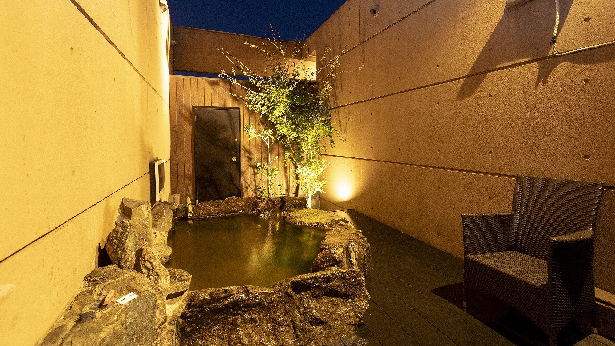 [Japanese-Western room/Rock bath] With open-air bath