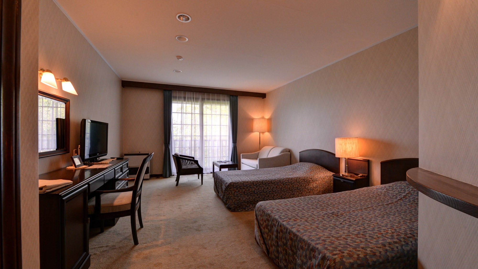 * Deluxe Twin (example of a guest room) / A comfortable space where you can feel the softness of the carpet on your feet.