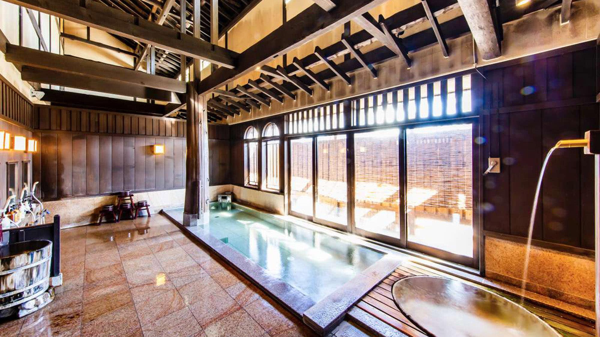 A spacious private bath "Oku no Yu Manyo" that exudes a classic charm
