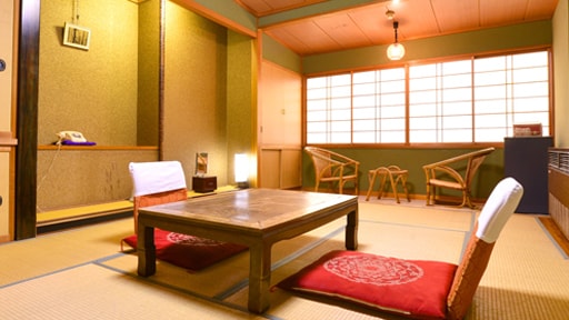 *Contoh kamar tamu (kamar bergaya Jepang)/Kamar merupakan kebijakan penginapan, tetapi semua kamar memiliki kamar mandi dan toilet.