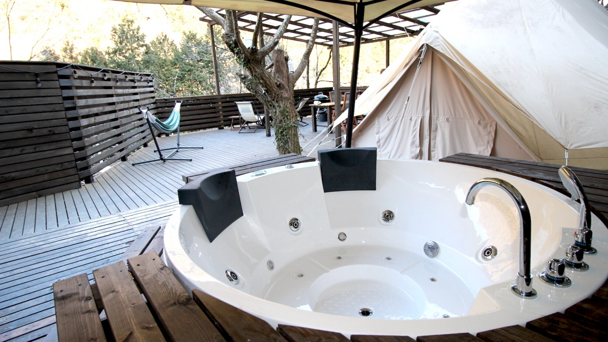 *[SITE_B/Jacuzzi] Trải nghiệm sự kết hợp giữa thiên nhiên ngoài trời và sự sang trọng.