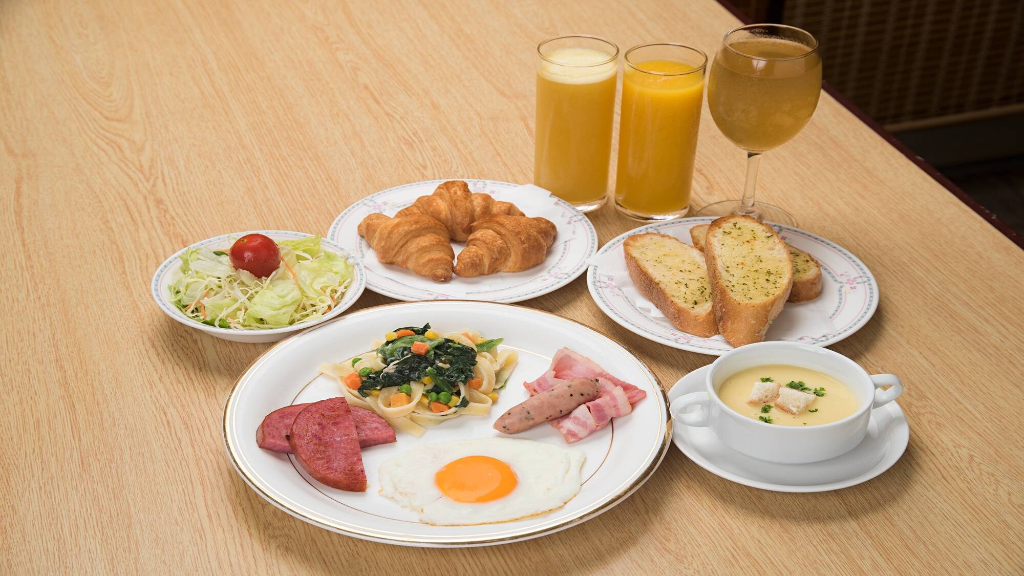 *Sarapan (contoh makanan Barat)/Roti, salad, sup, hidangan panggang, dll. akan disediakan.