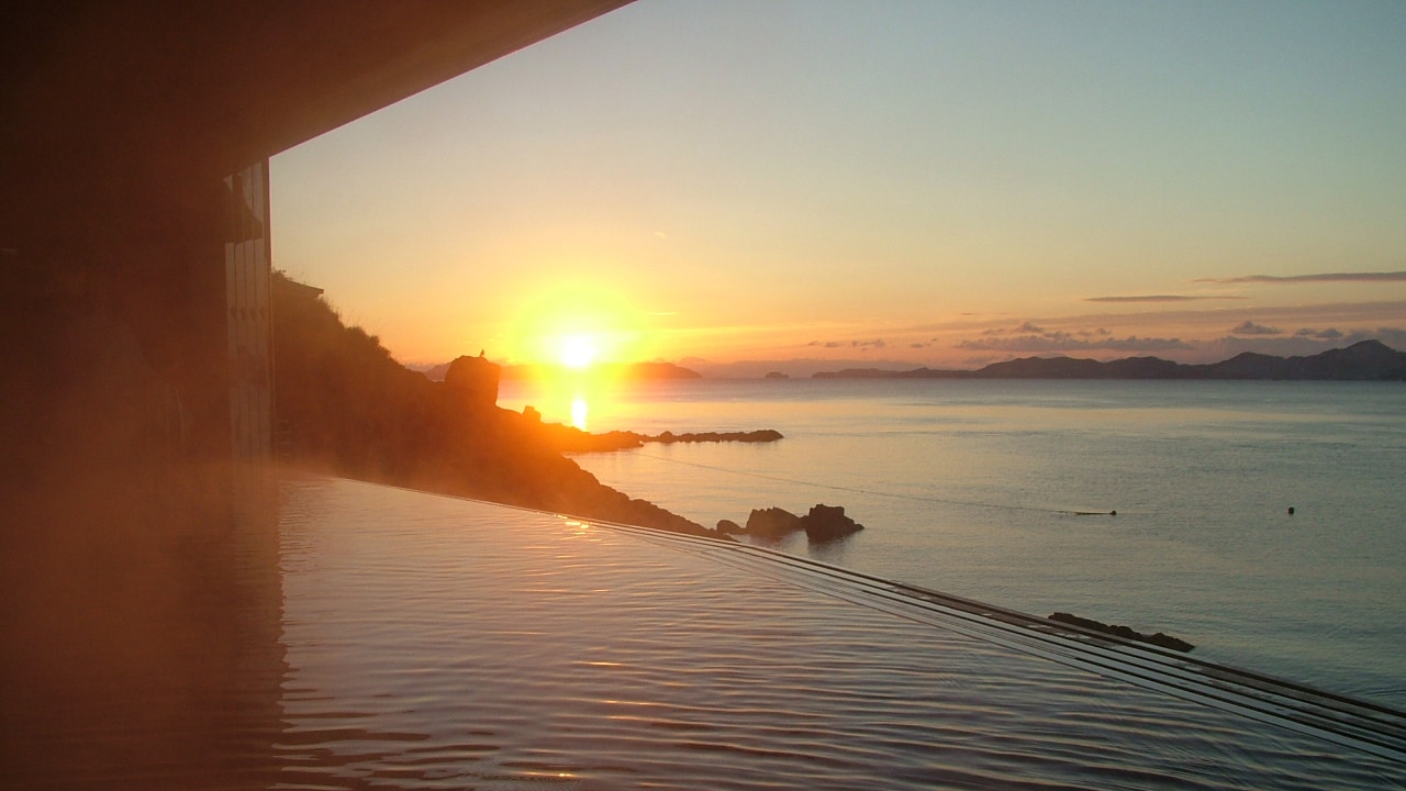 [Tenkai no Yu] The sunrise from the open-air bath. A moment when you are overwhelmed by the grandeur of nature.