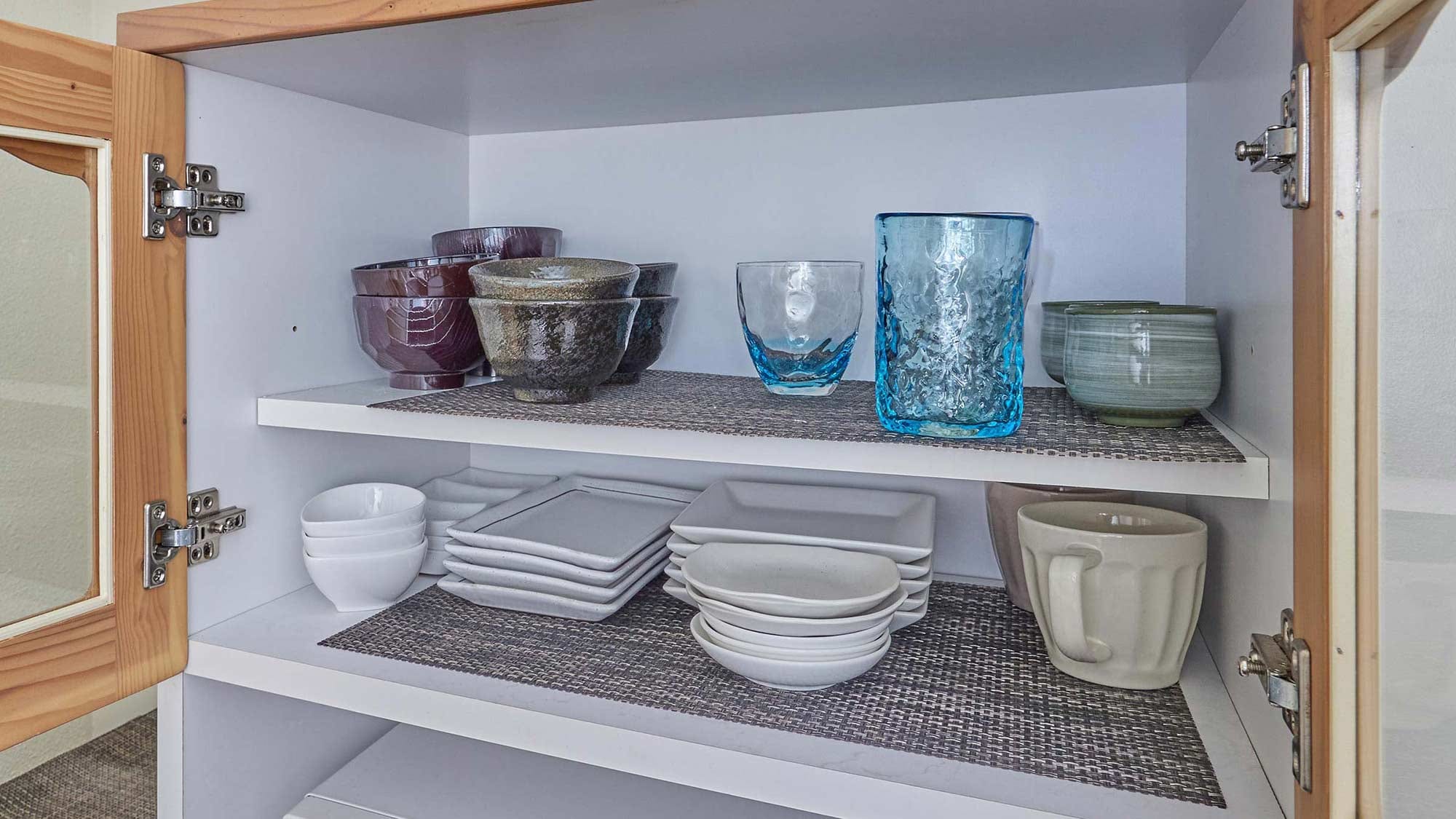 [Minamikaze 1st floor, kitchen] Glasses and tableware are provided in the room.