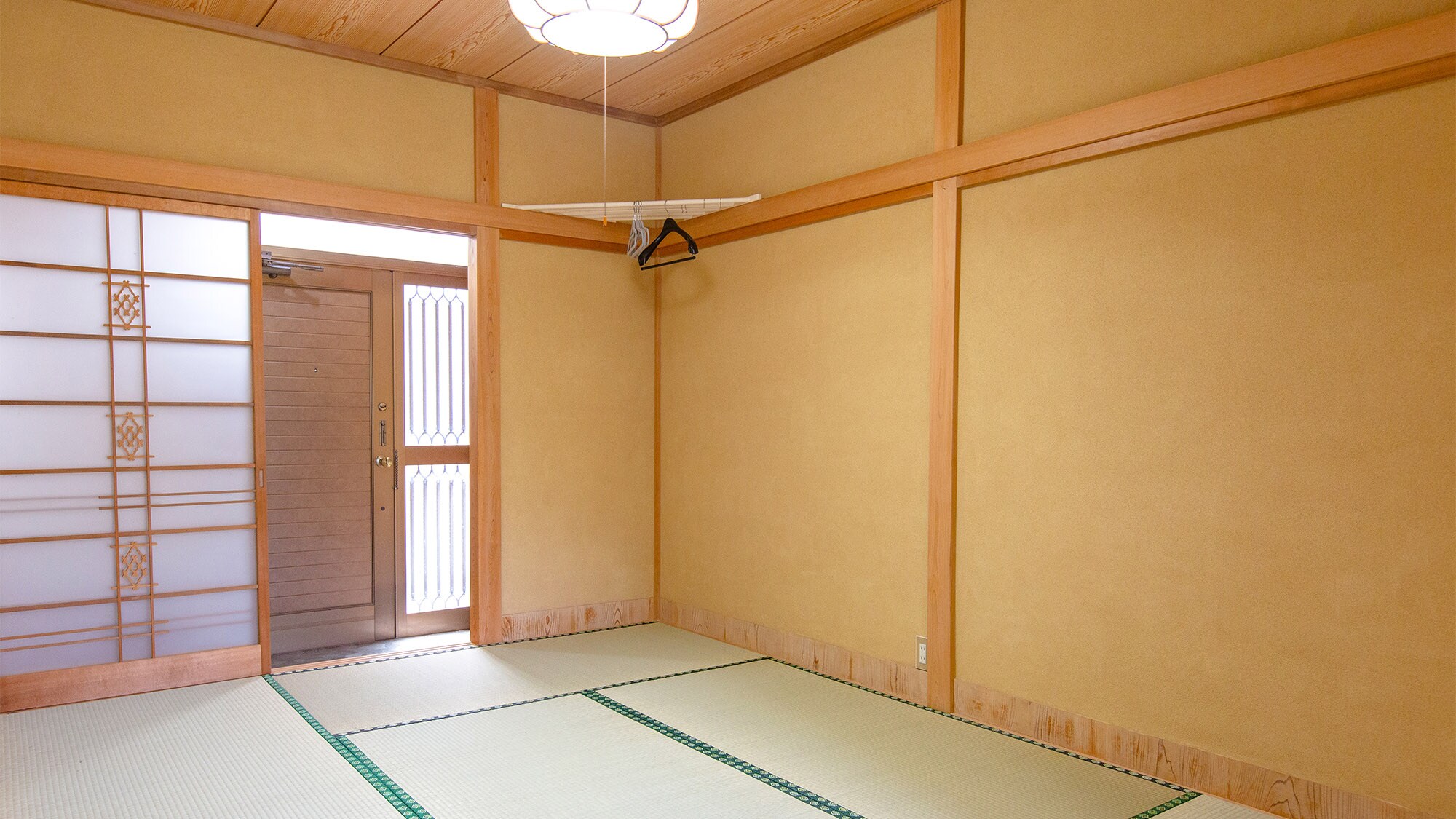 ・[Japanese-style room for 4 people] This room can accommodate up to 4 people, so it is spacious even if you have a lot of luggage.