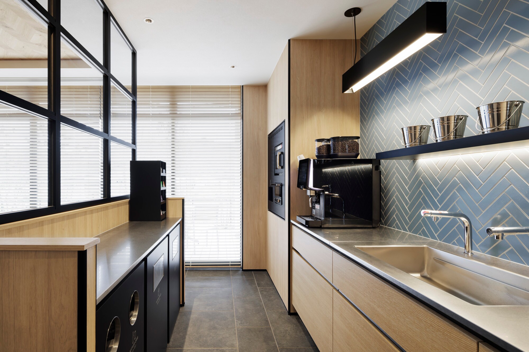 Common space: Equipped with a free cafe where you can enjoy your meals, a microwave, and an ice machine.