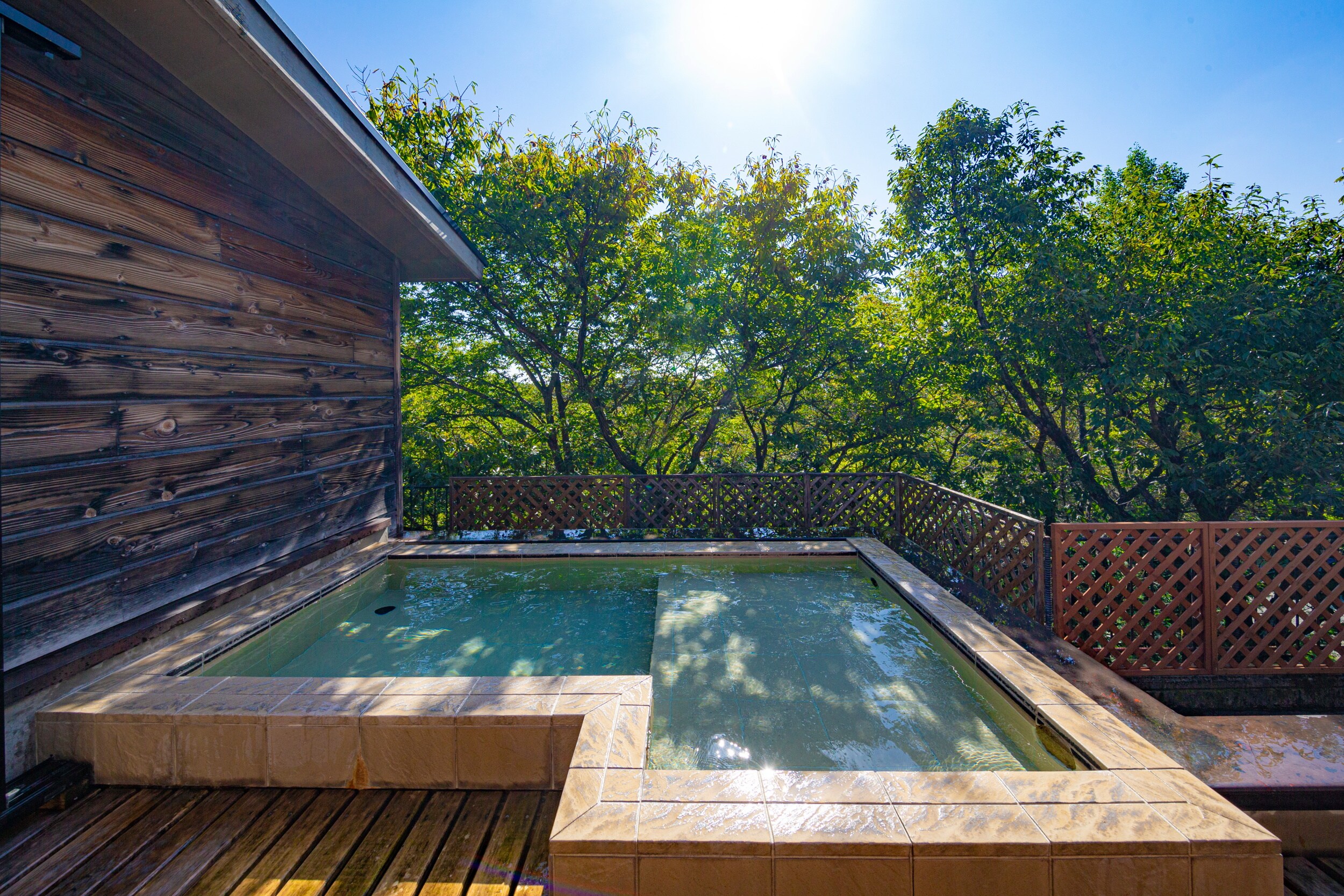 Fully enjoy nature "Women's open-air bath"