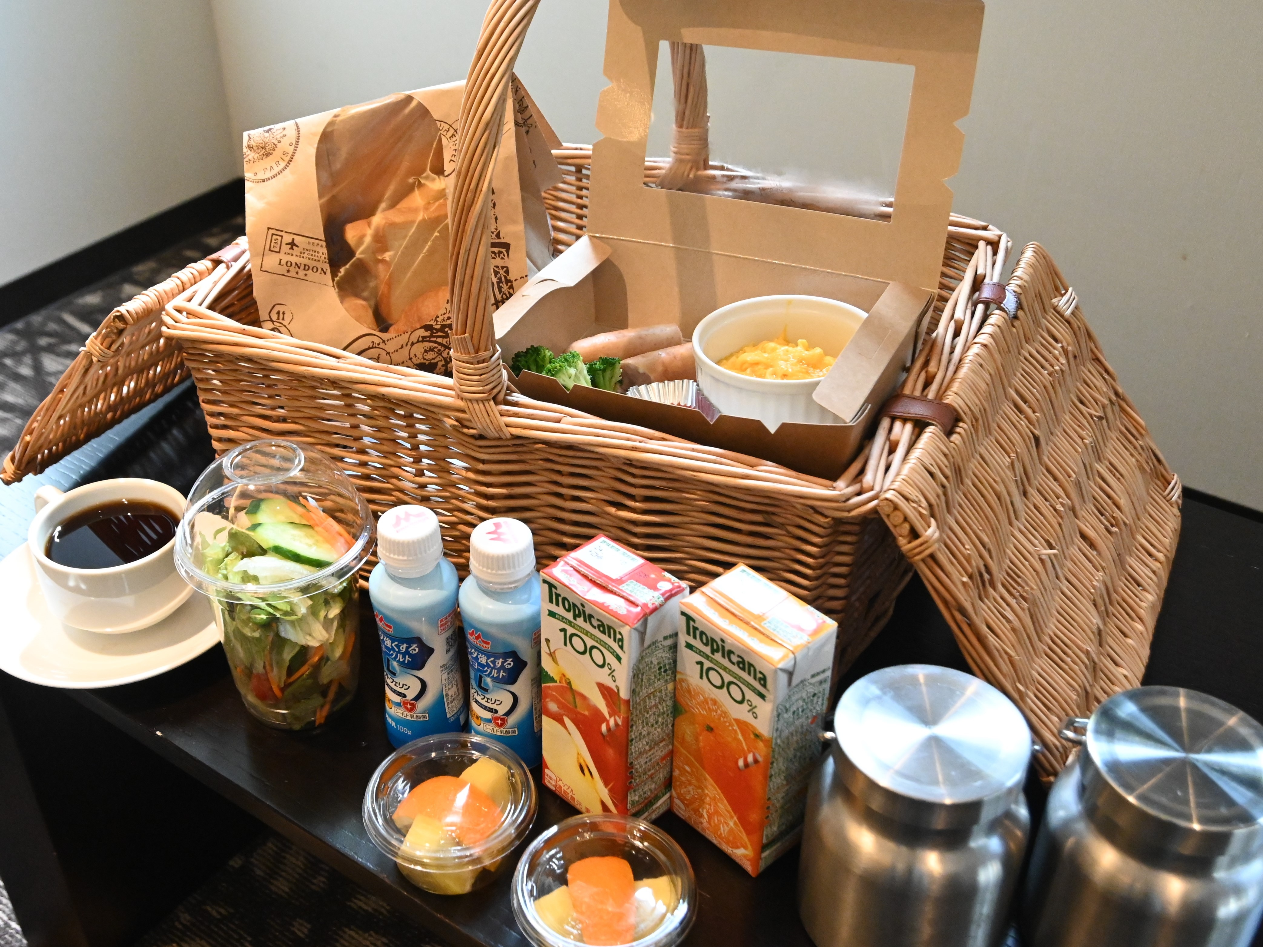 Breakfast delivered to your room in a picnic basket♪