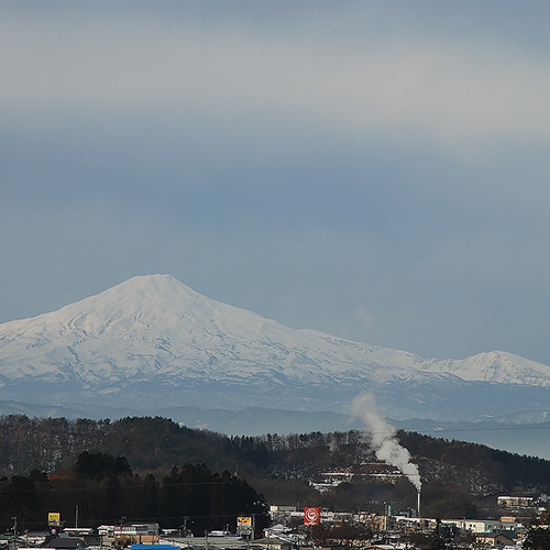 [View: Mt. Chokai side] On sunny days, you can see the majestic Mt. Chokai and the scenery of the four seasons from your room.