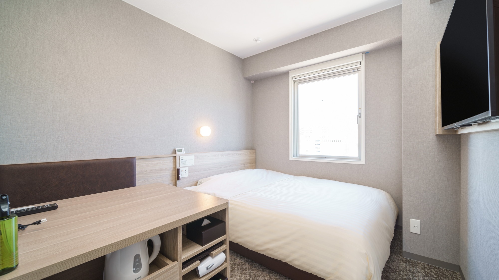 The wide desk makes work easier