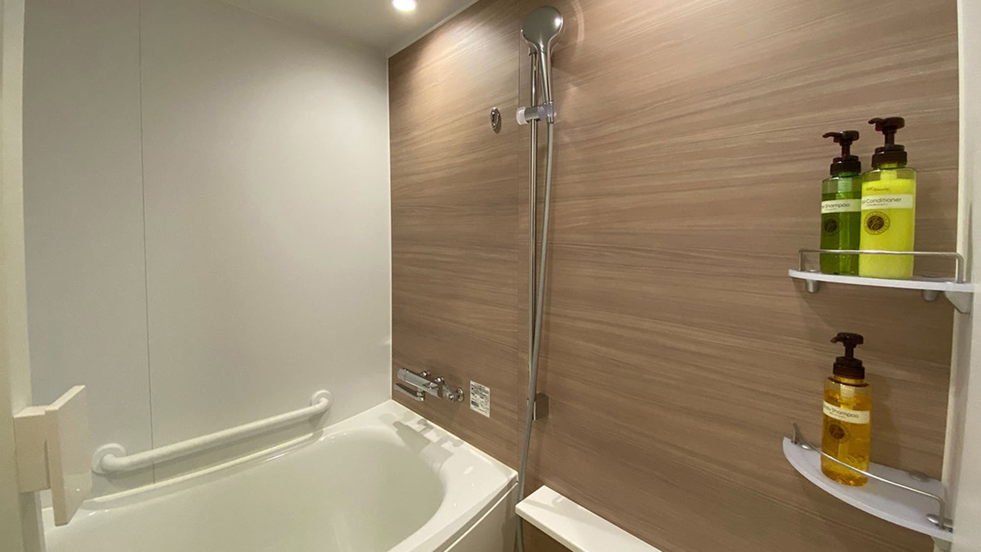 [Family Room B] Enjoy a relaxing bath time in a bathroom with a washing area.