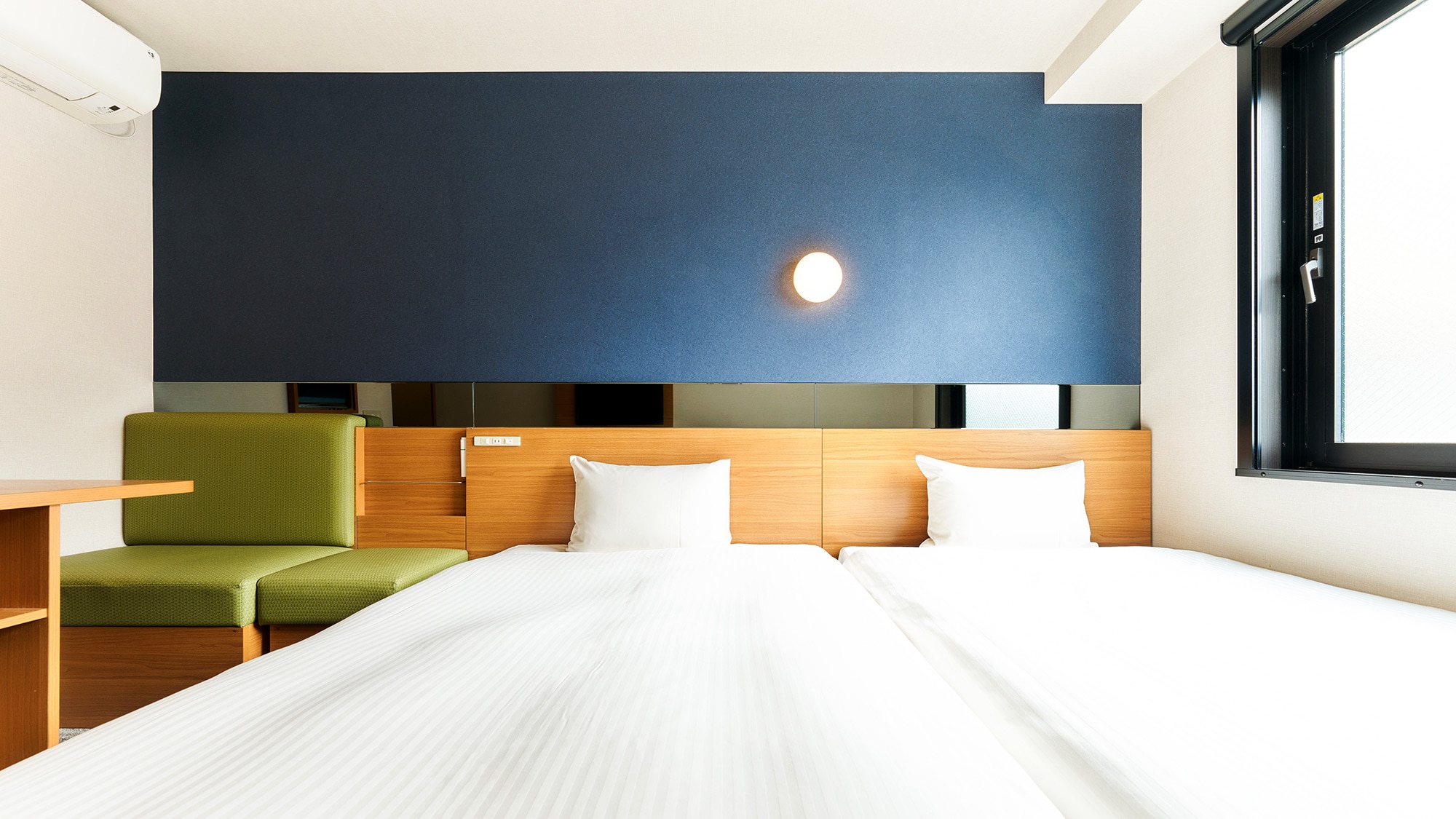 ・[Twin Room] Conveniently located for both business and sightseeing. A compact and functional room with two beds.