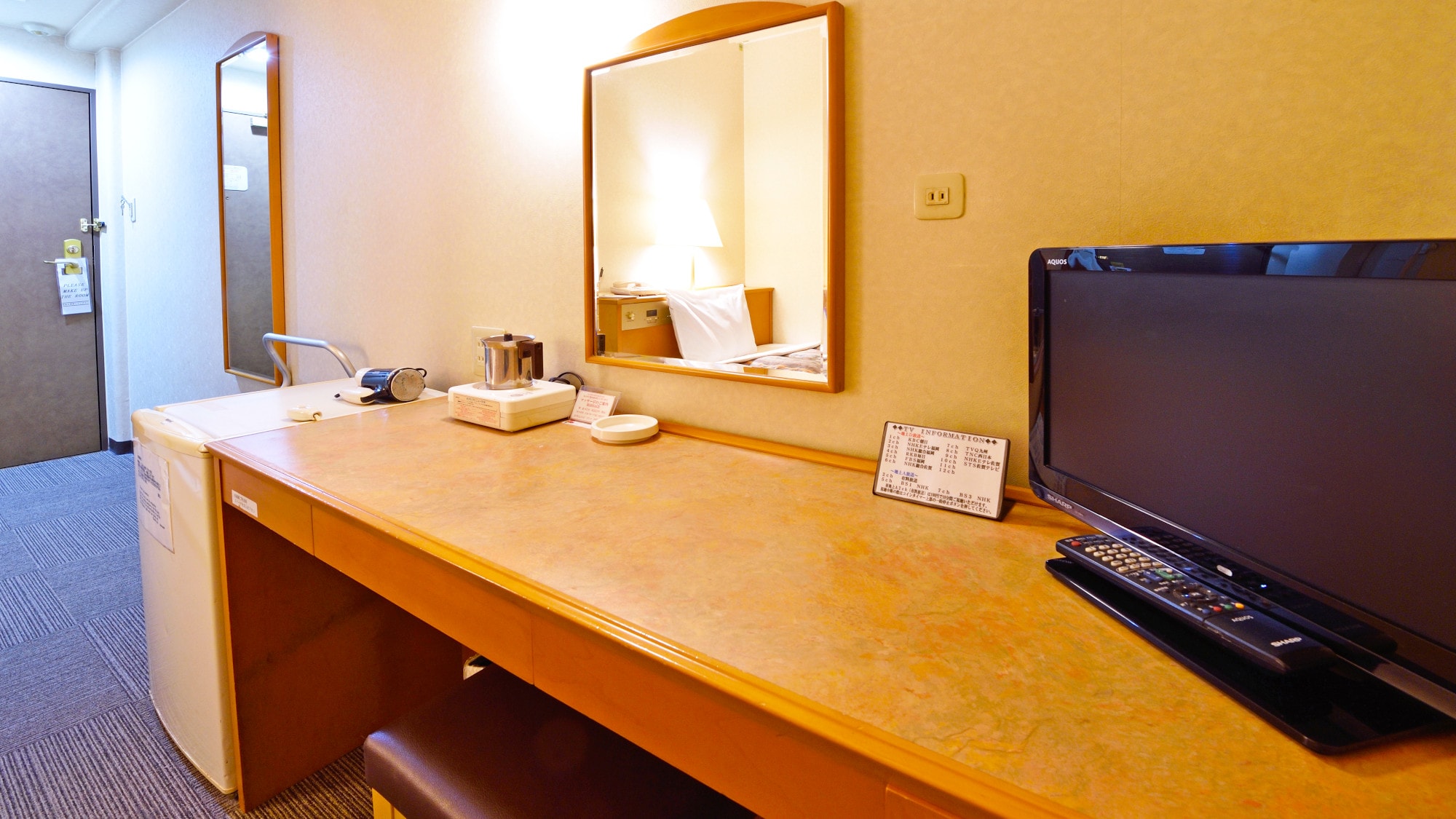 [Semi-double room] Ideal for business, with a spacious desk