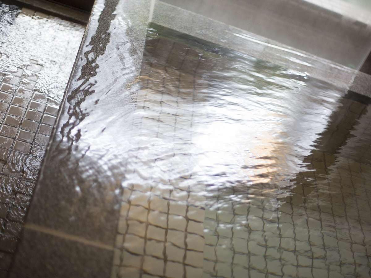 Mata air alkali sederhana, tidak berwarna, transparan