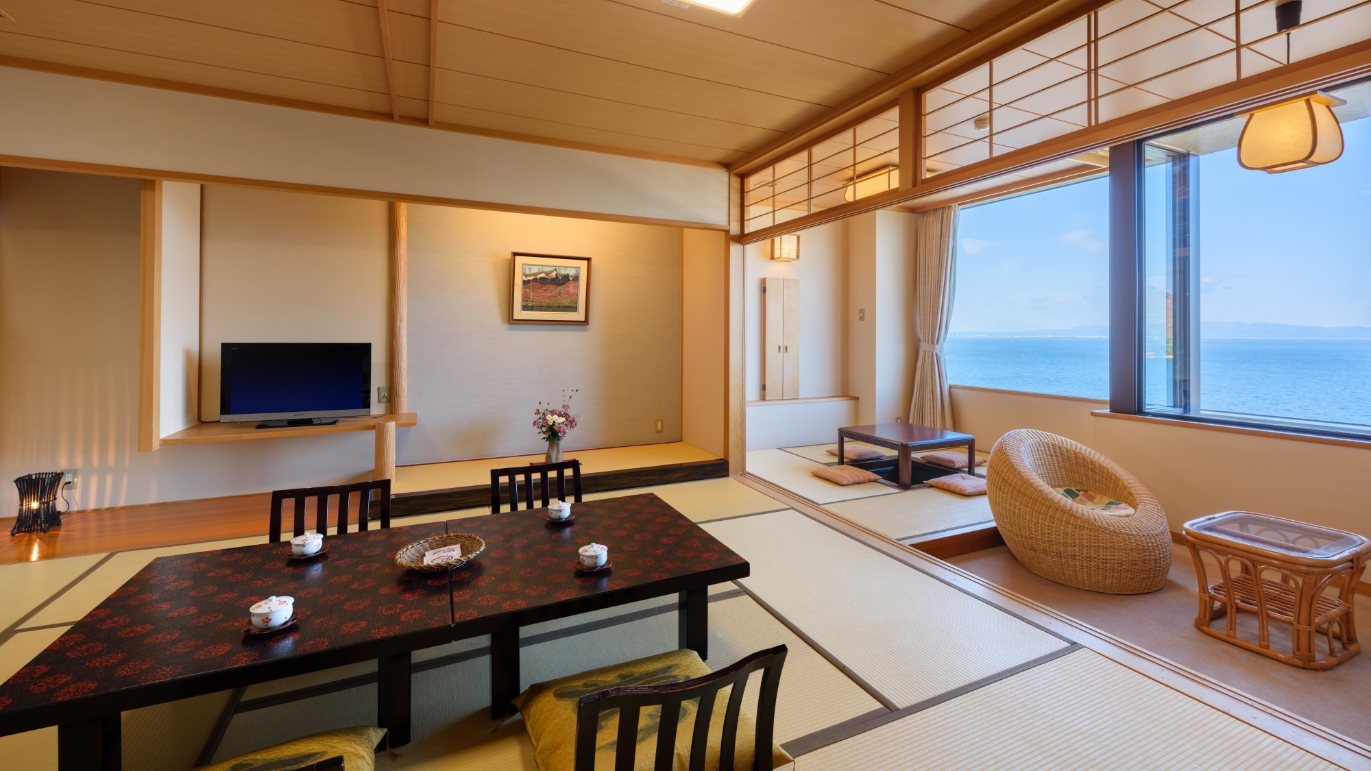 Take a leisurely look at the sea from the window. (12.5 tatami type)