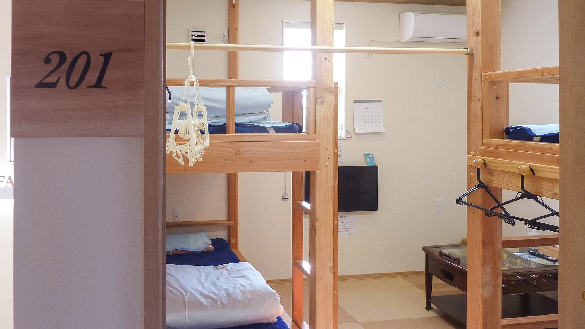 ・ [房间 201] 两张双层床。铺垫最多可容纳 6 人