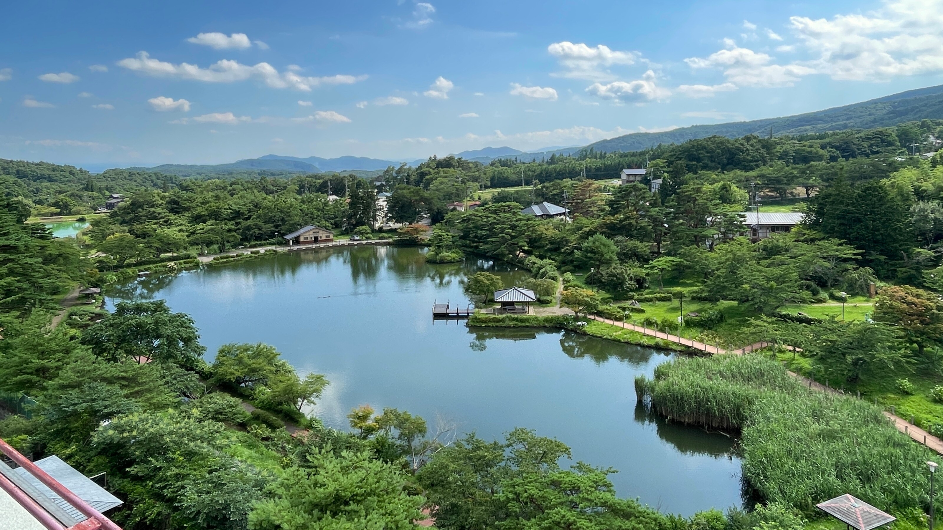 ตรงหน้าคุณคือคางามิกาอิเคะ ทะเลสาบที่มีพื้นผิวคล้ายกระจก