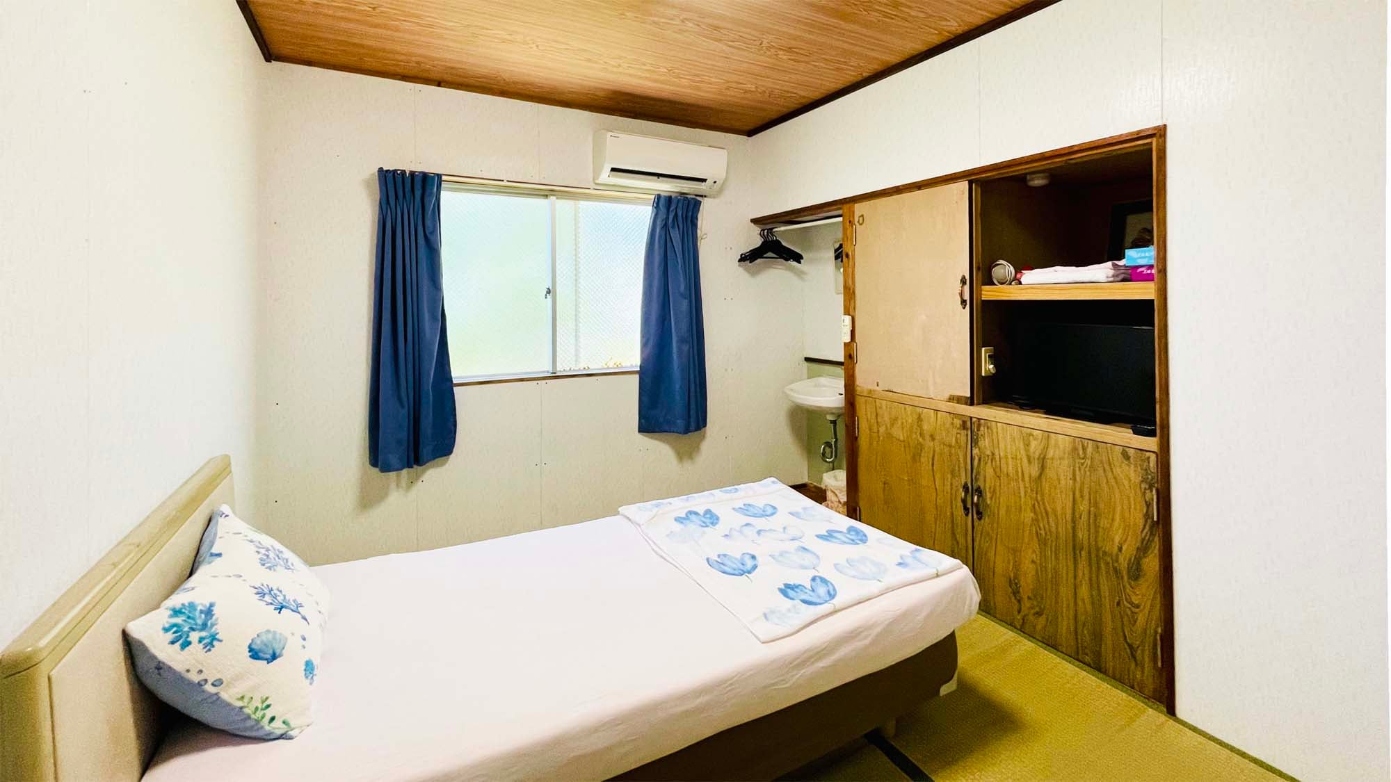 [Japanese-style room, 6 tatami mats, single bed] This is a room exclusively for the Manga Plan.