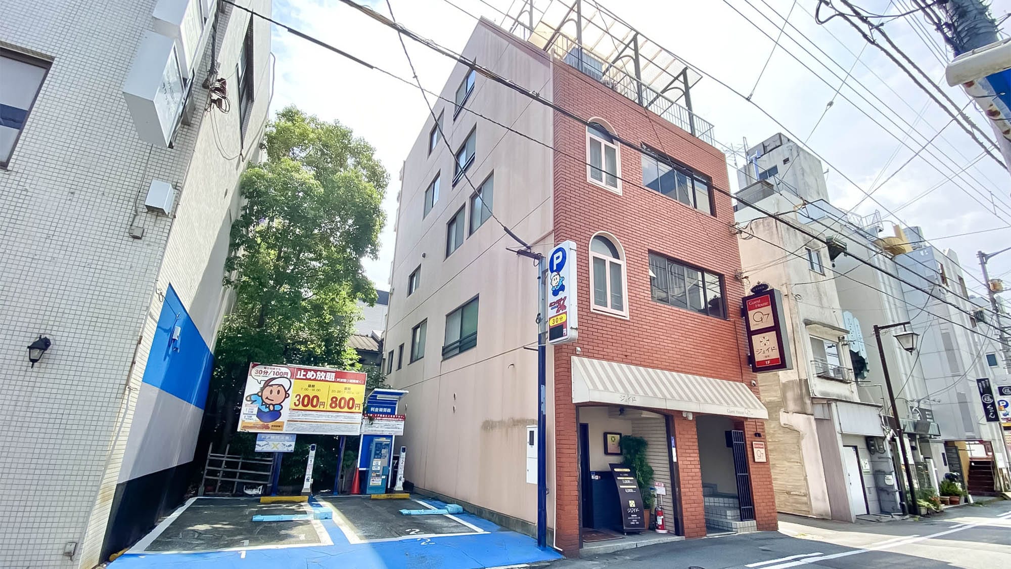 ・飯店旁有收費停車場。