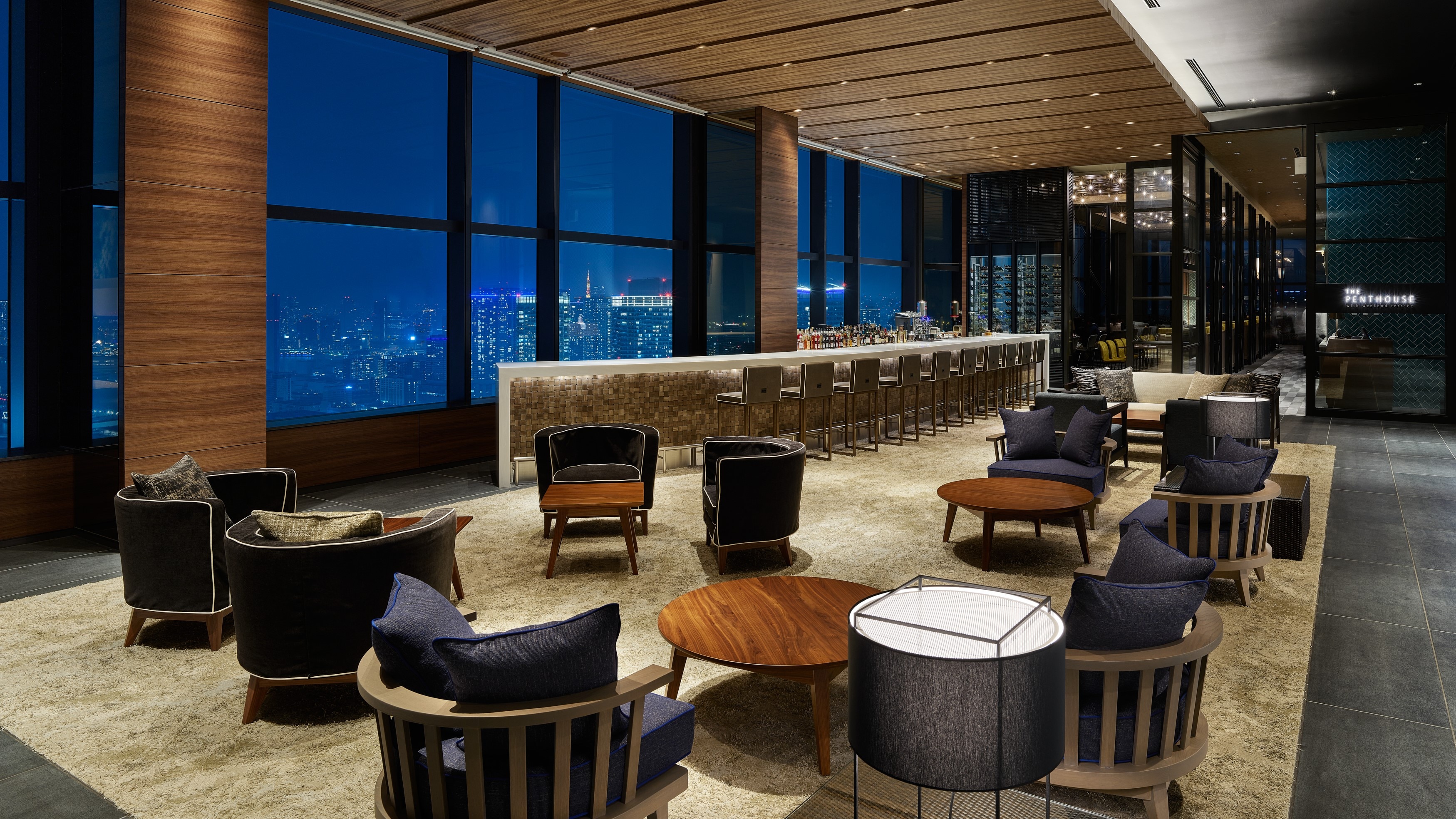 Relax in the hotel lobby on the 36th floor of the top floor / lounge reminiscent of a ship deck