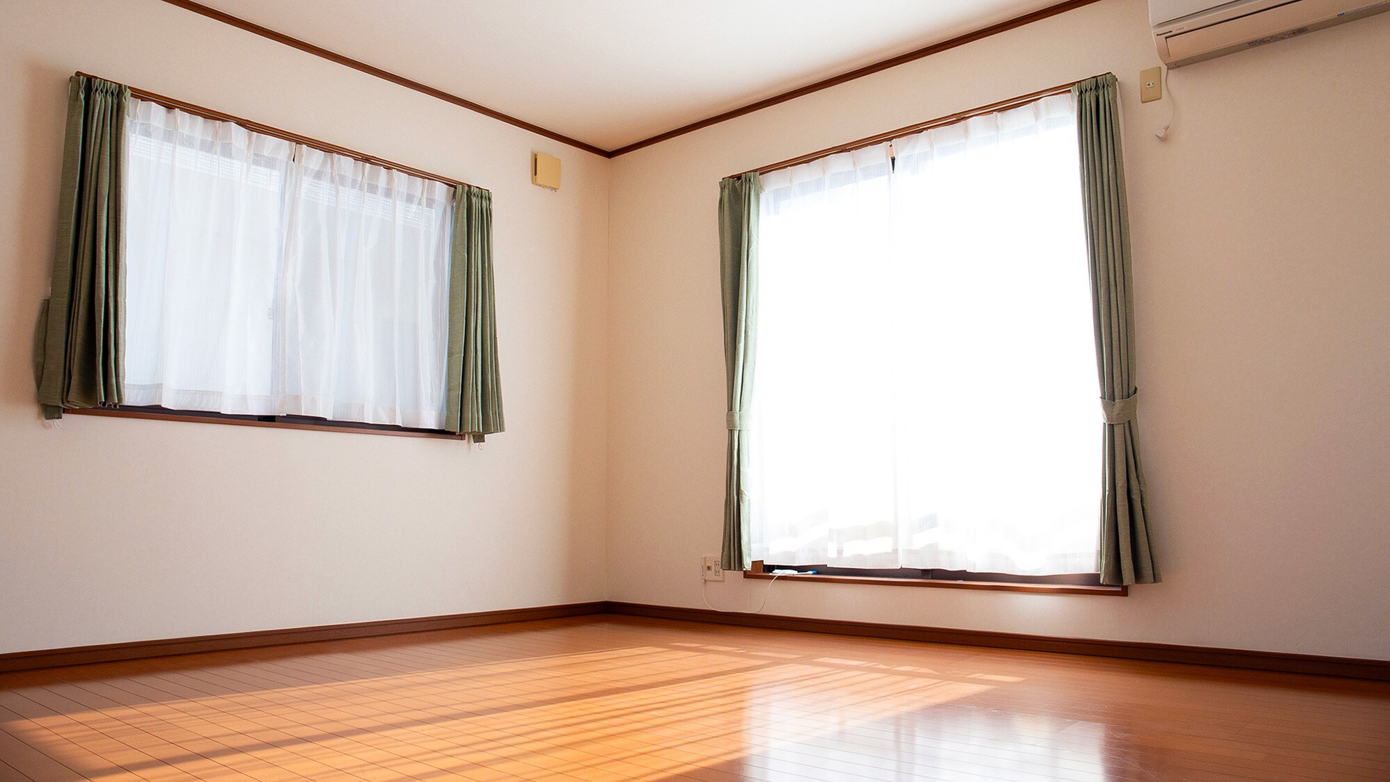 ・ [2nd floor Western-style room] This room has a large window and is bright and spacious thanks to the lighting coming from two sides.