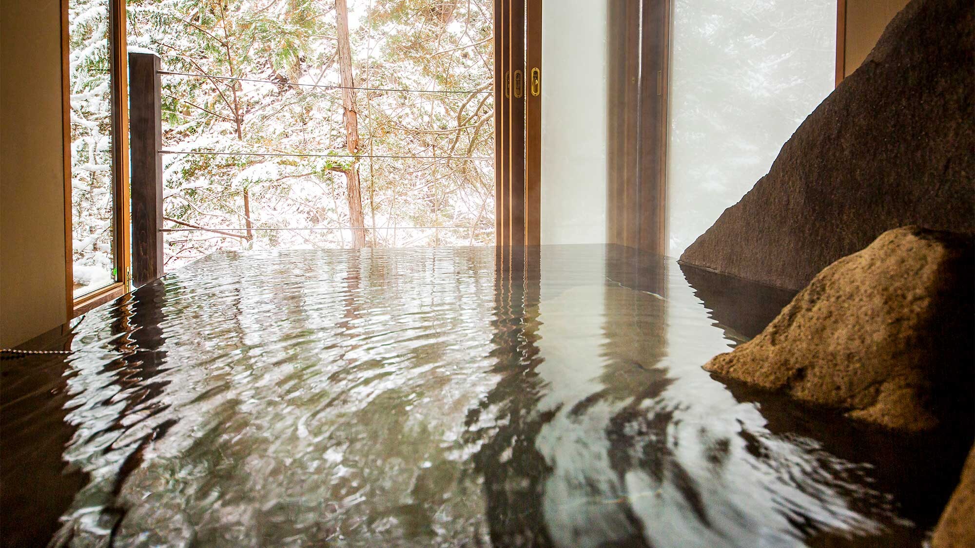 ・Ochimizutei_The indoor bath becomes a semi-open-air bath when the window is opened.