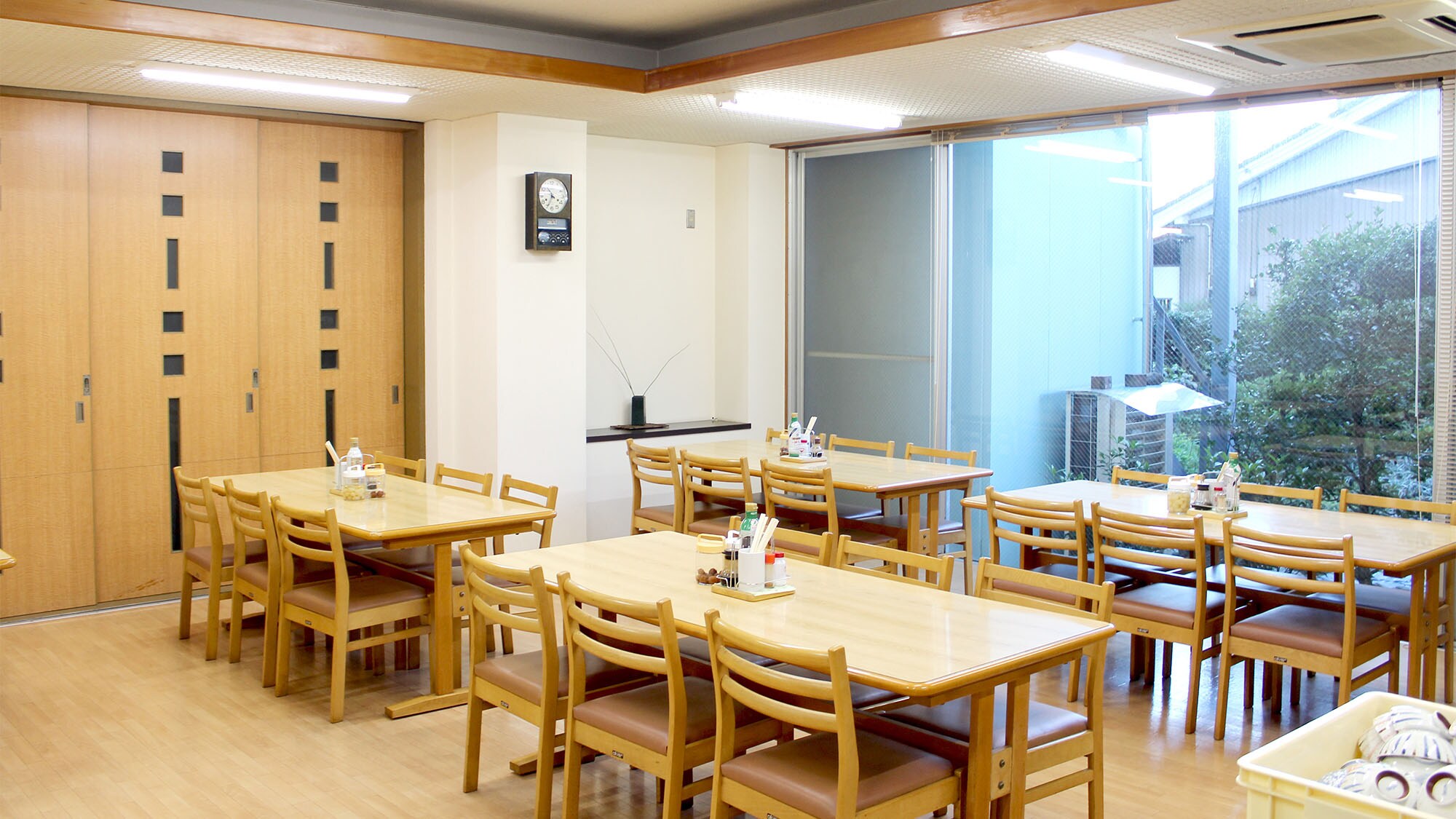 ・ [餐厅]阳光透过大窗户进入