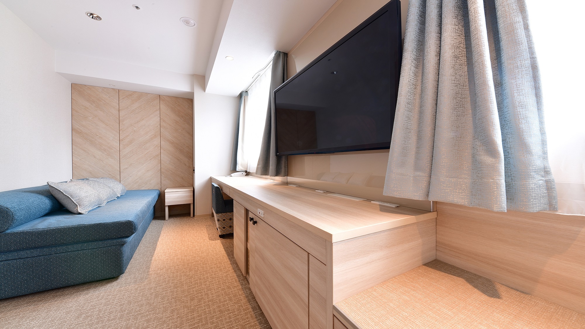 Superior Twin ★ Equipped with a spacious desk.