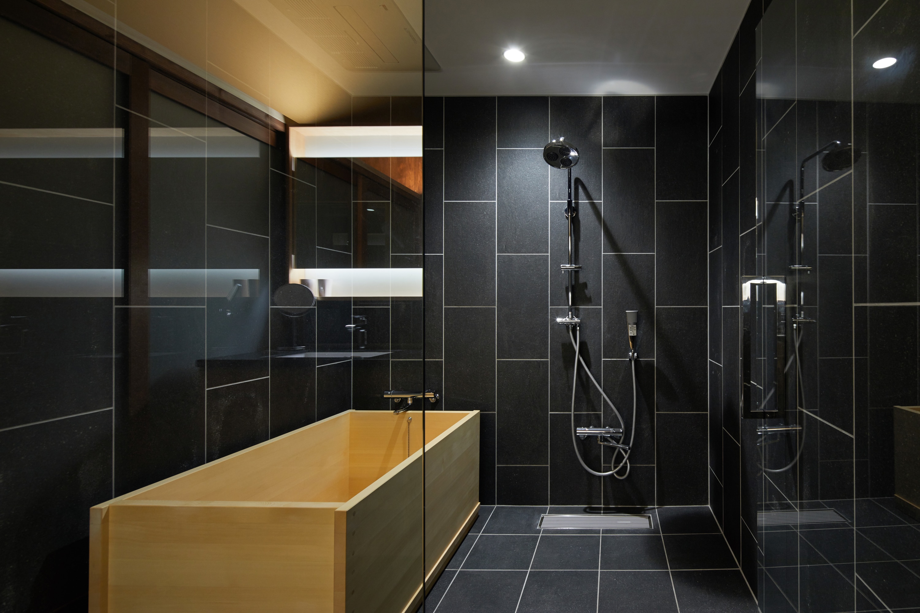 143: ห้องน้ำชั้น 2 ฝั่งตะวันออก (ควีนไซส์) อ่างอาบน้ำไม้ไซเปรส