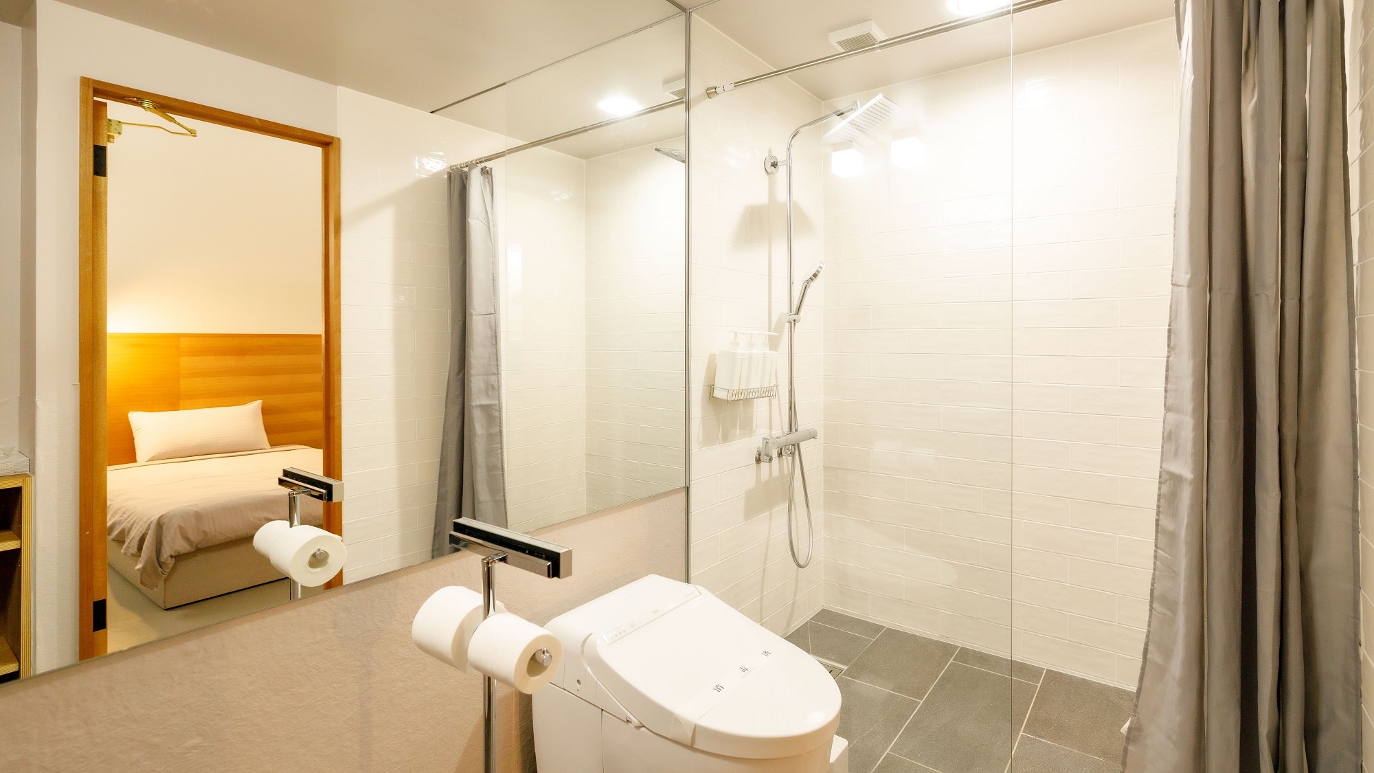 [Deluxe Twin] It features a spacious shower room. Heals the tiredness of the trip