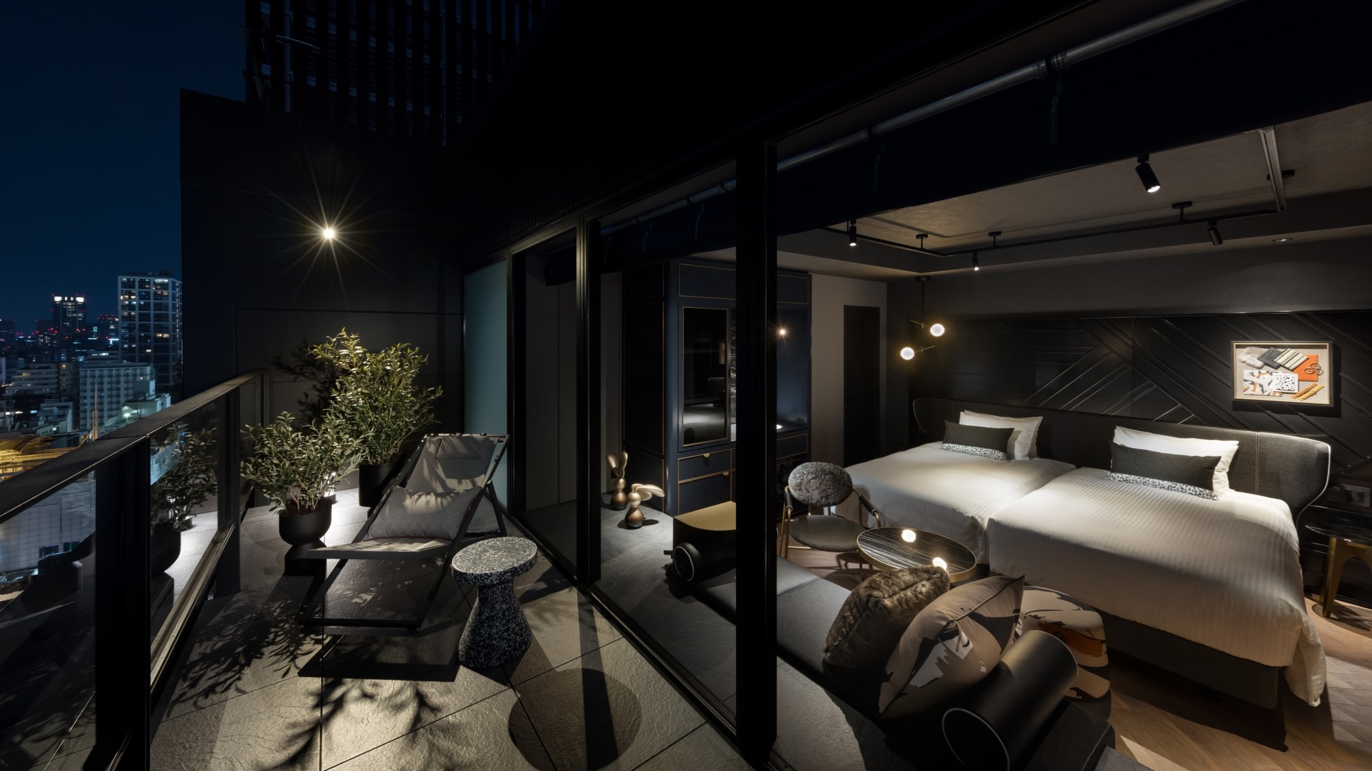 ◆Premium Twin｜You can see the night view of Osaka Namba from the terrace