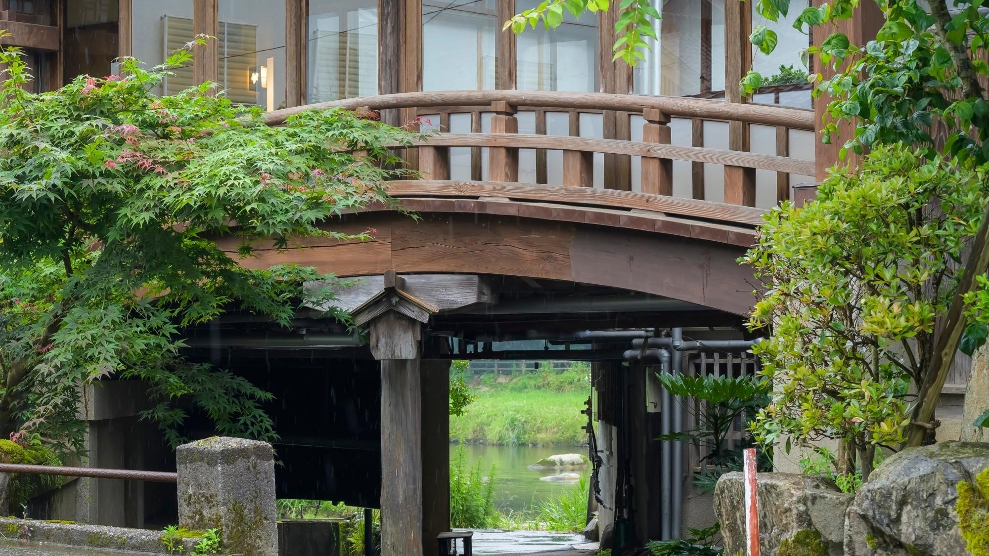 夢幻般的  「太鼓橋」已被指定為有形文化財產，白天和夜晚營造出不同的氛圍。