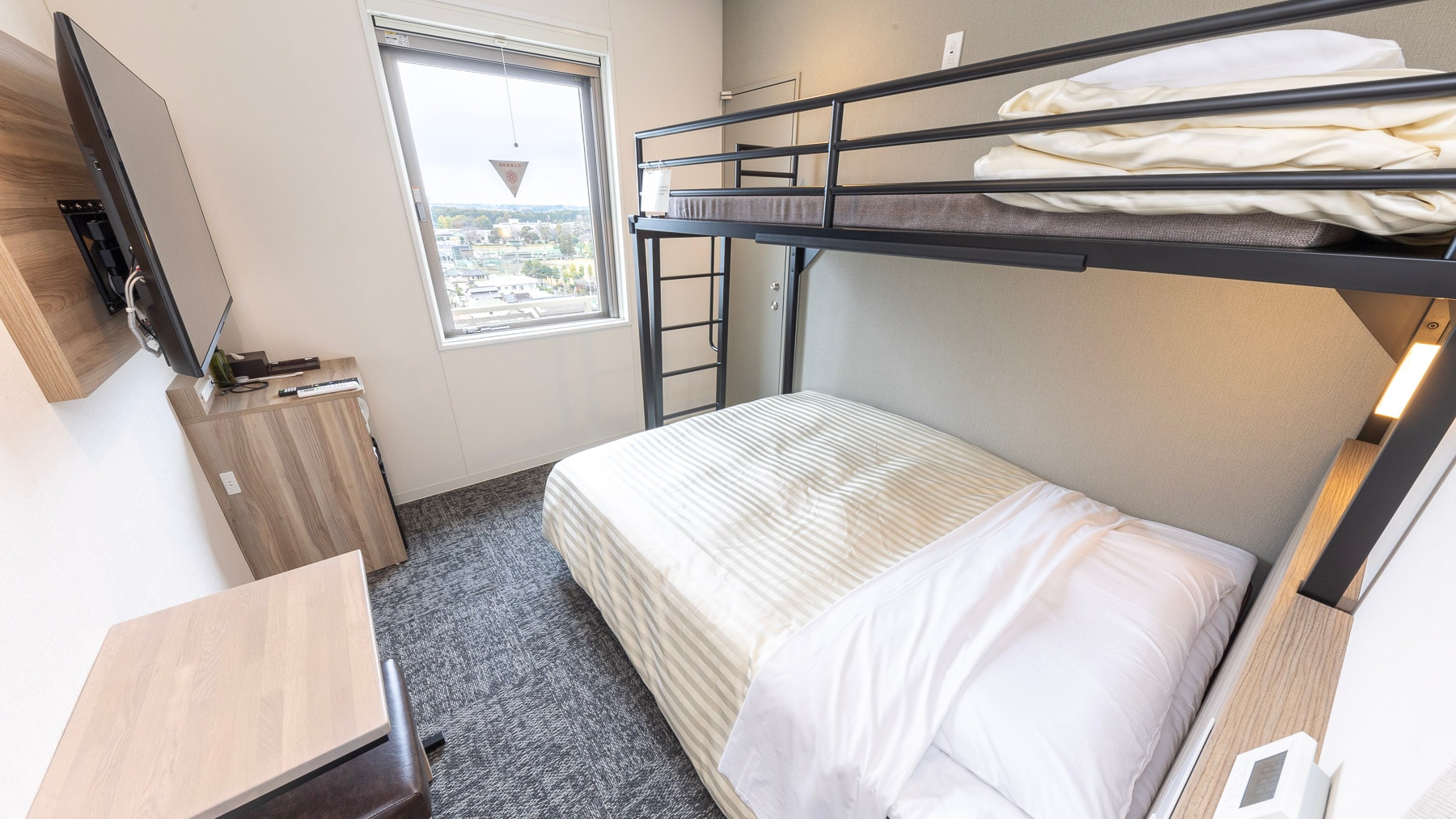 [Super Room] A room with a double bed and a loft bed