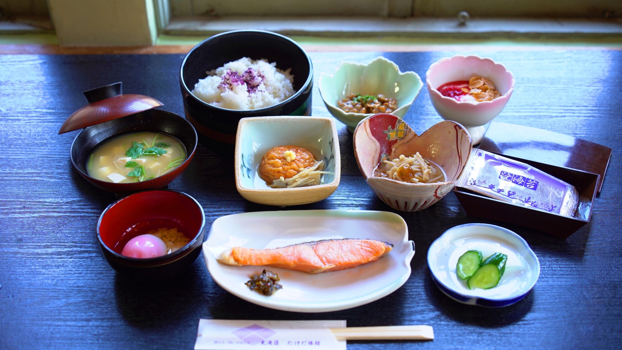 Sarapan: Kami menawarkan paket makanan Jepang yang sehat dan lembut bagi tubuh.