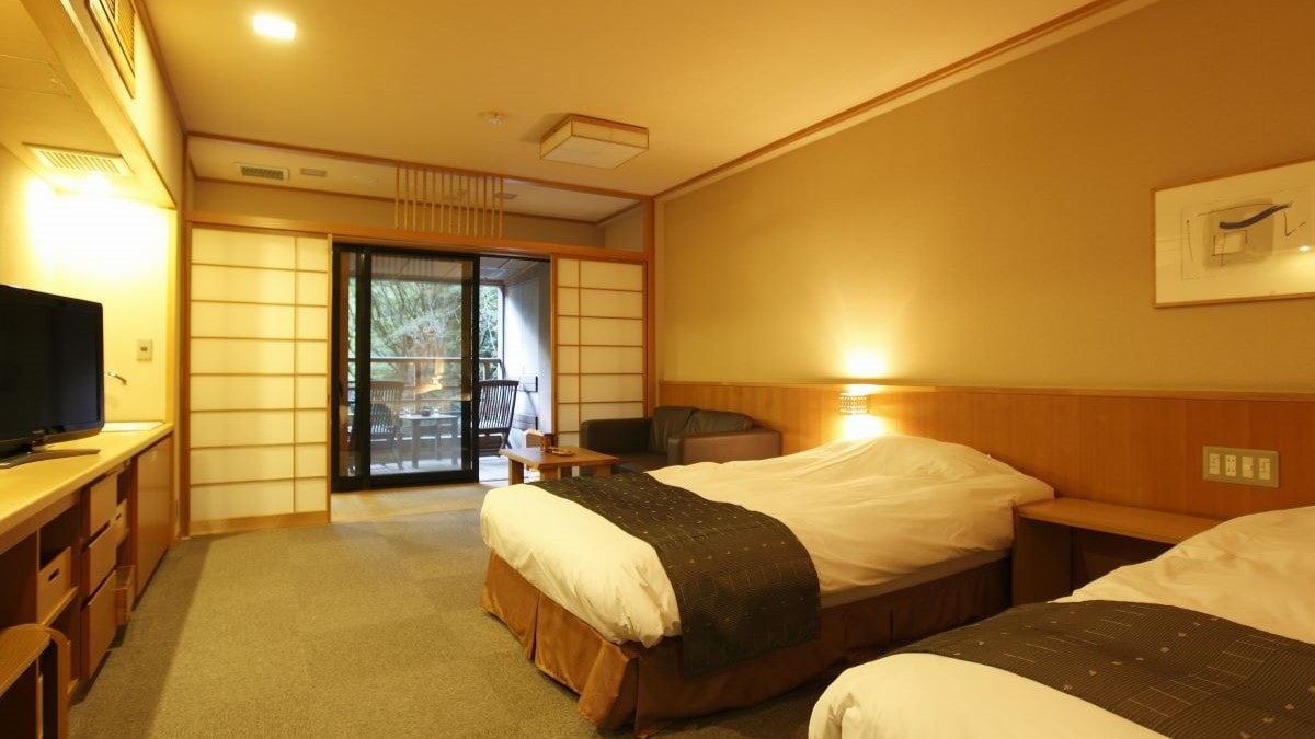 [Western-style twin room with semi-open-air bath] Spacious room with twin beds.