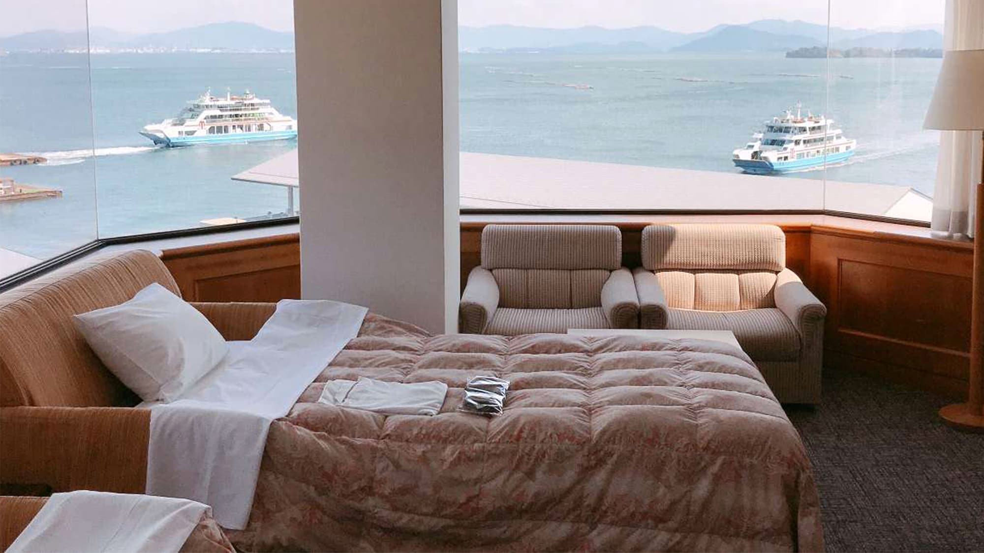 【全景海景】沙發床最多可入住4人。
