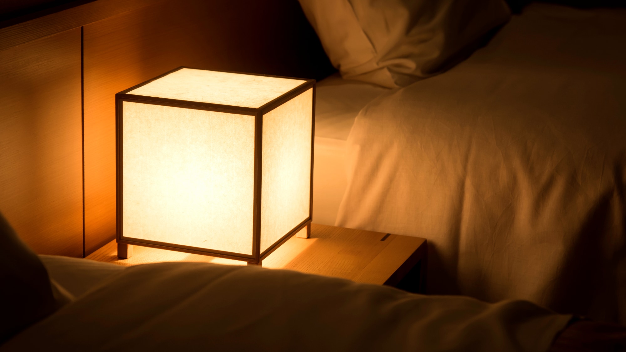 Please spend a relaxing time surrounded by warm lighting.