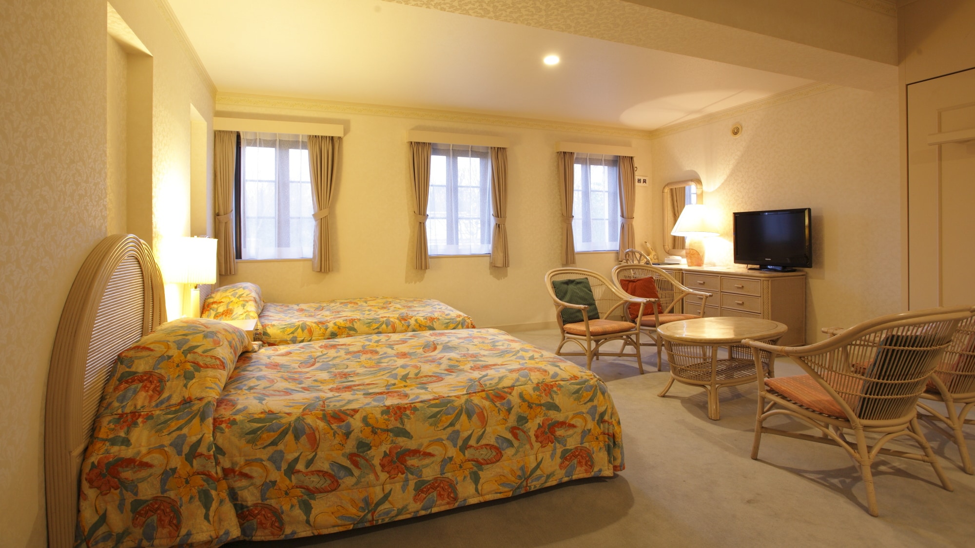 Relax in a chic guest room (example of a guest room)