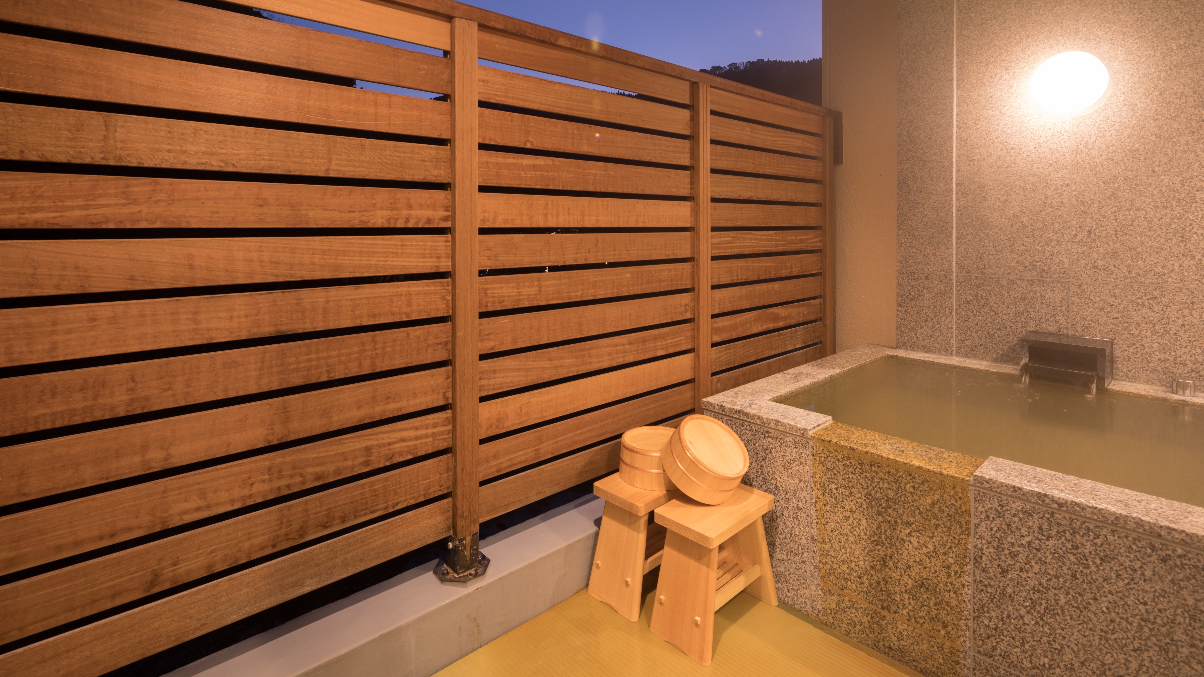 いつでも入れる【源泉かけ流しの温泉付き客室】開放的な露天風呂です。