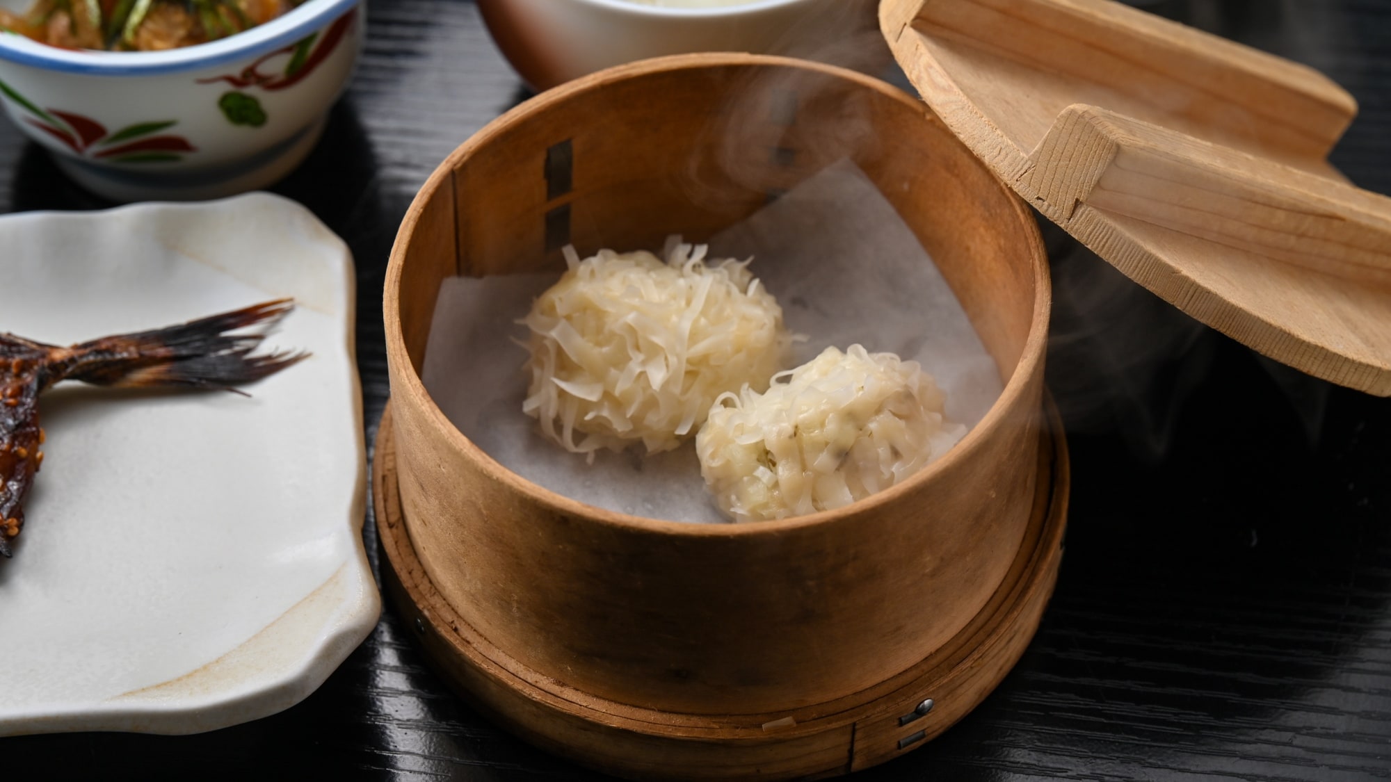 Yobuko's specialty squid shumai has a chewy texture and the delicious sweetness of squid.