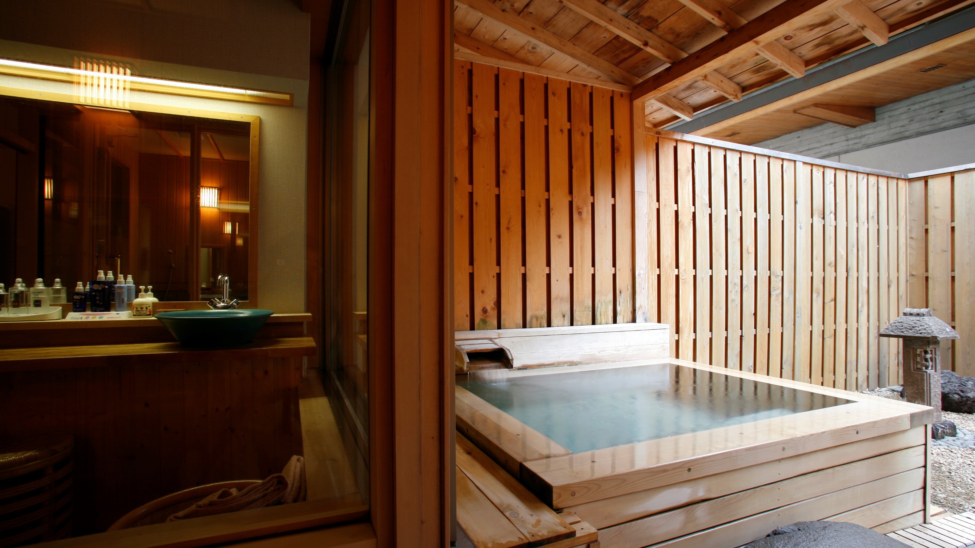 [Private open-air bath]