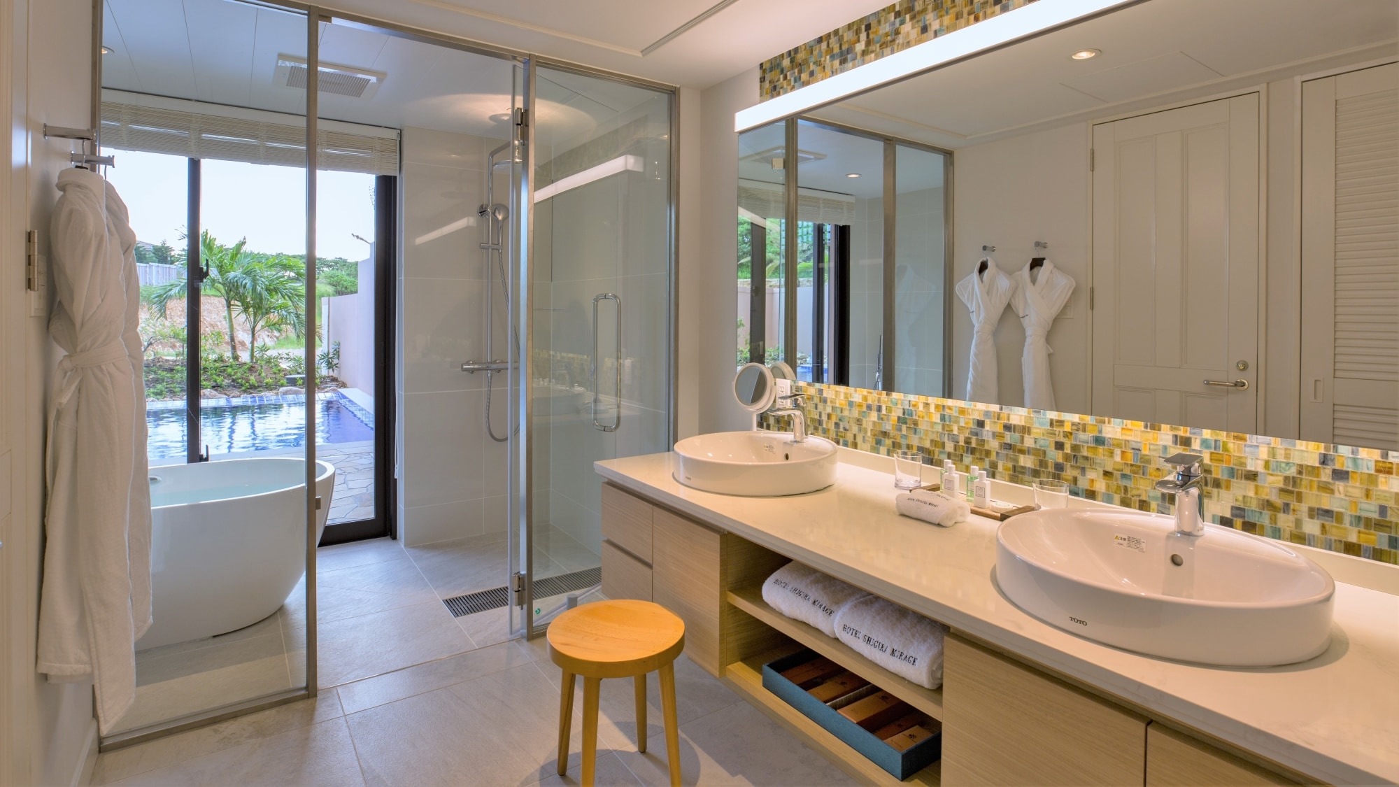 [Mirage Floor/Garden Pool Suite] Powder room with double sinks