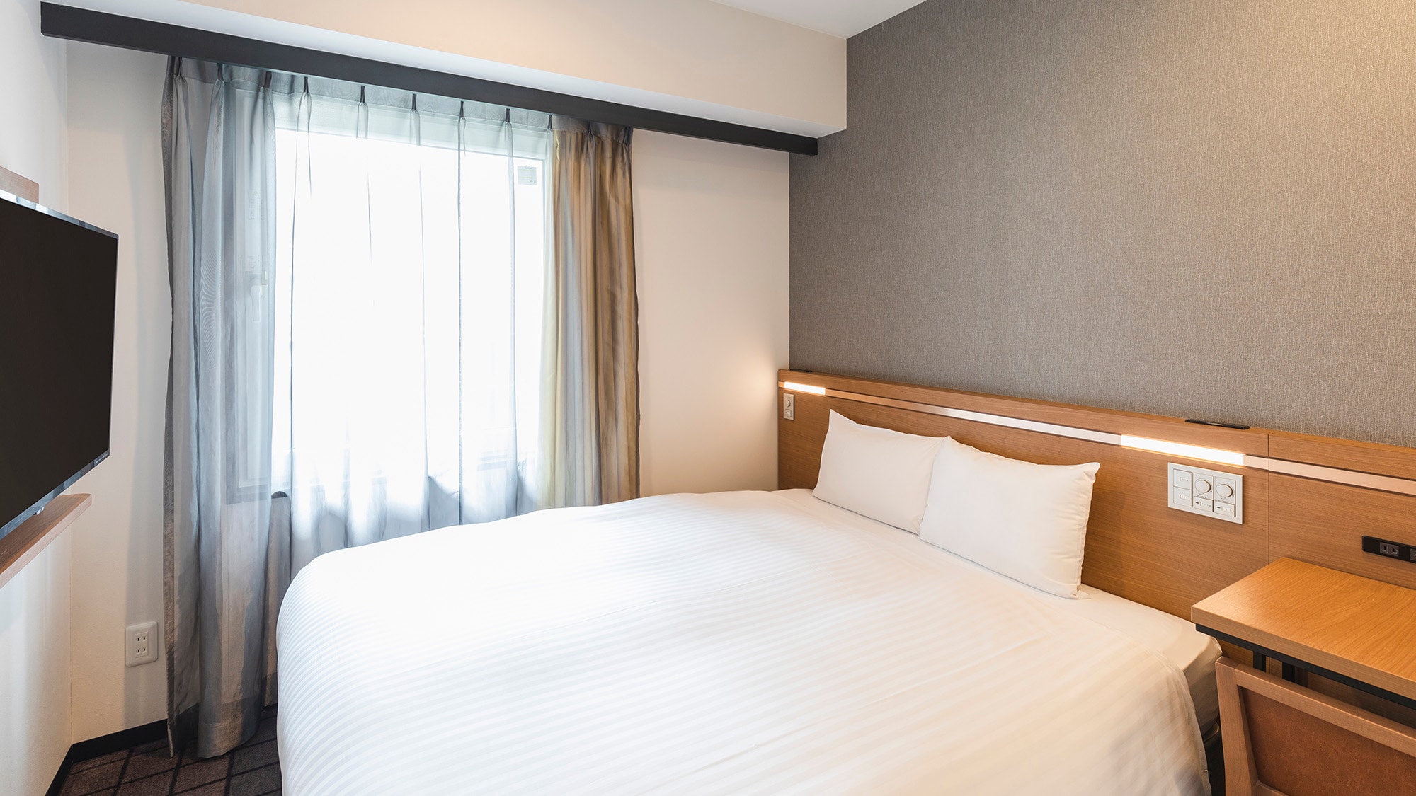 ・【双人间】配有席梦思大床（宽160厘米）的房间，可以让您舒适地休息。