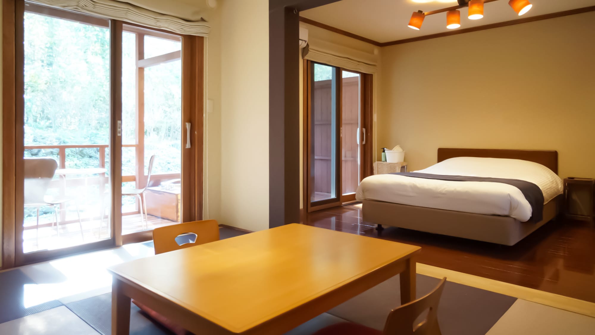 [1F] Guest room with double bed and cypress open-air bath