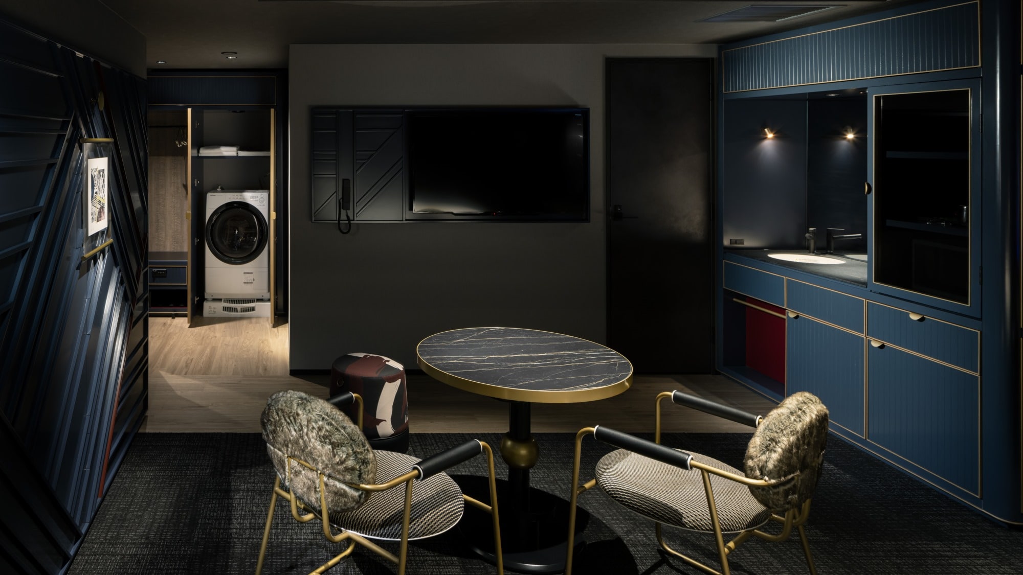 ◆ Privilege Family Room | Relax with a table and chairs