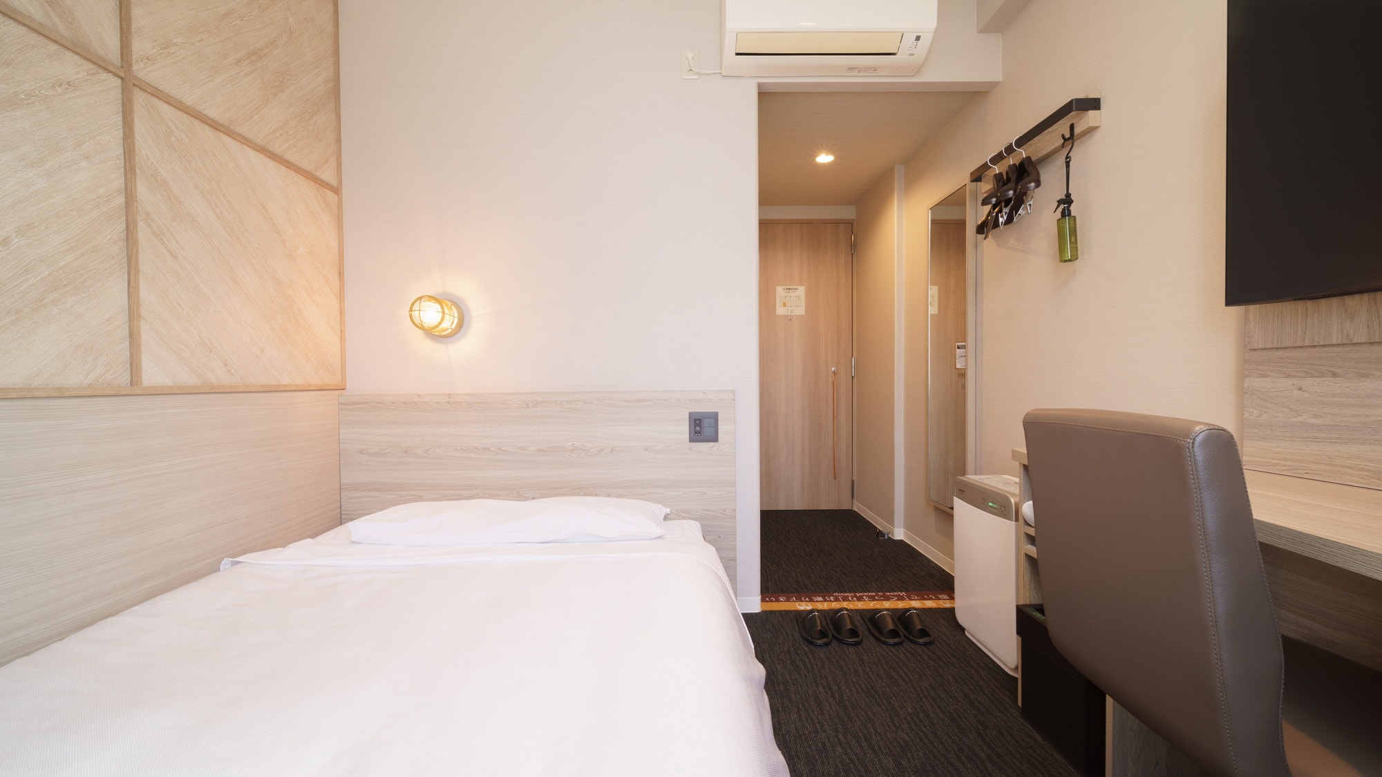 Tempat tidur selebar 150 cm dan kasur dengan tingkat kekencangan yang tepat akan memastikan Anda tidur nyenyak.
