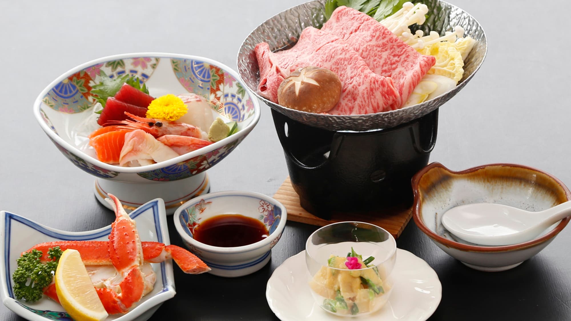 *[Silver Plan] Melt-in-the-mouth Yamagata beef sukiyaki with snow crab and plenty of other luxurious ingredients♪